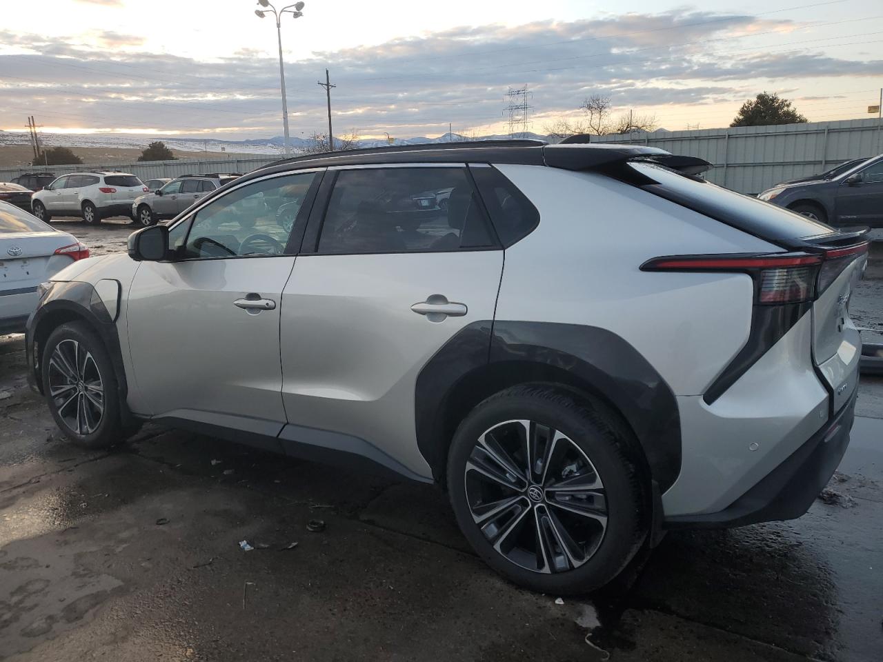 2024 TOYOTA BZ4X XLE VIN:JTMABACA5RA072490