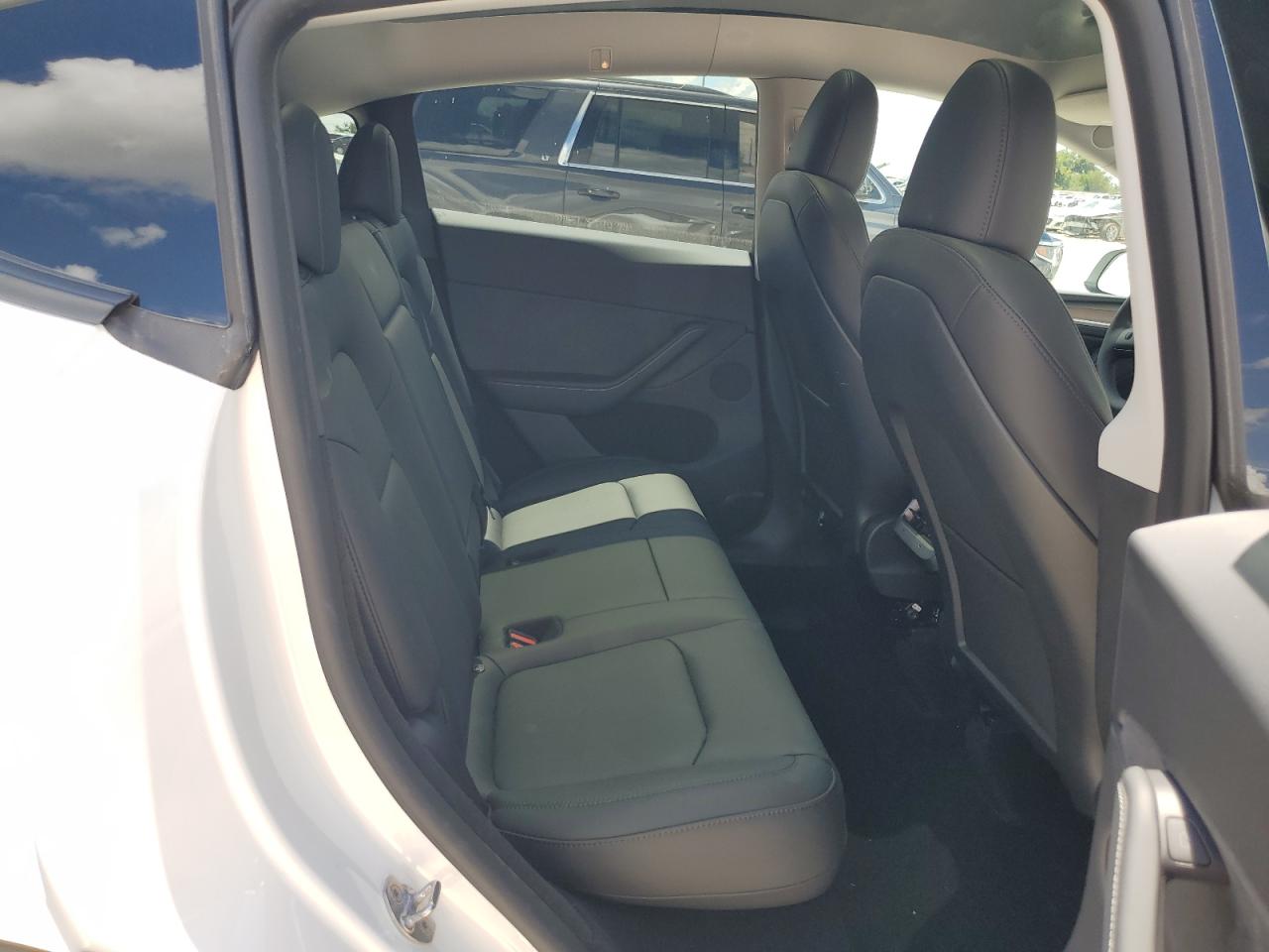 2024 TESLA MODEL Y  VIN:7SAYGDEE8RA289637