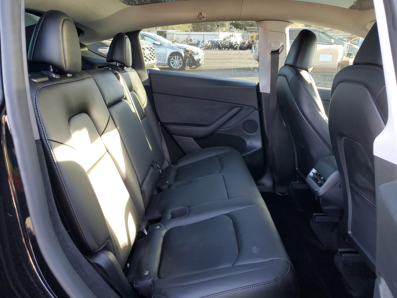 2024 TESLA MODEL Y  VIN:7SAYGDEE8RA231933