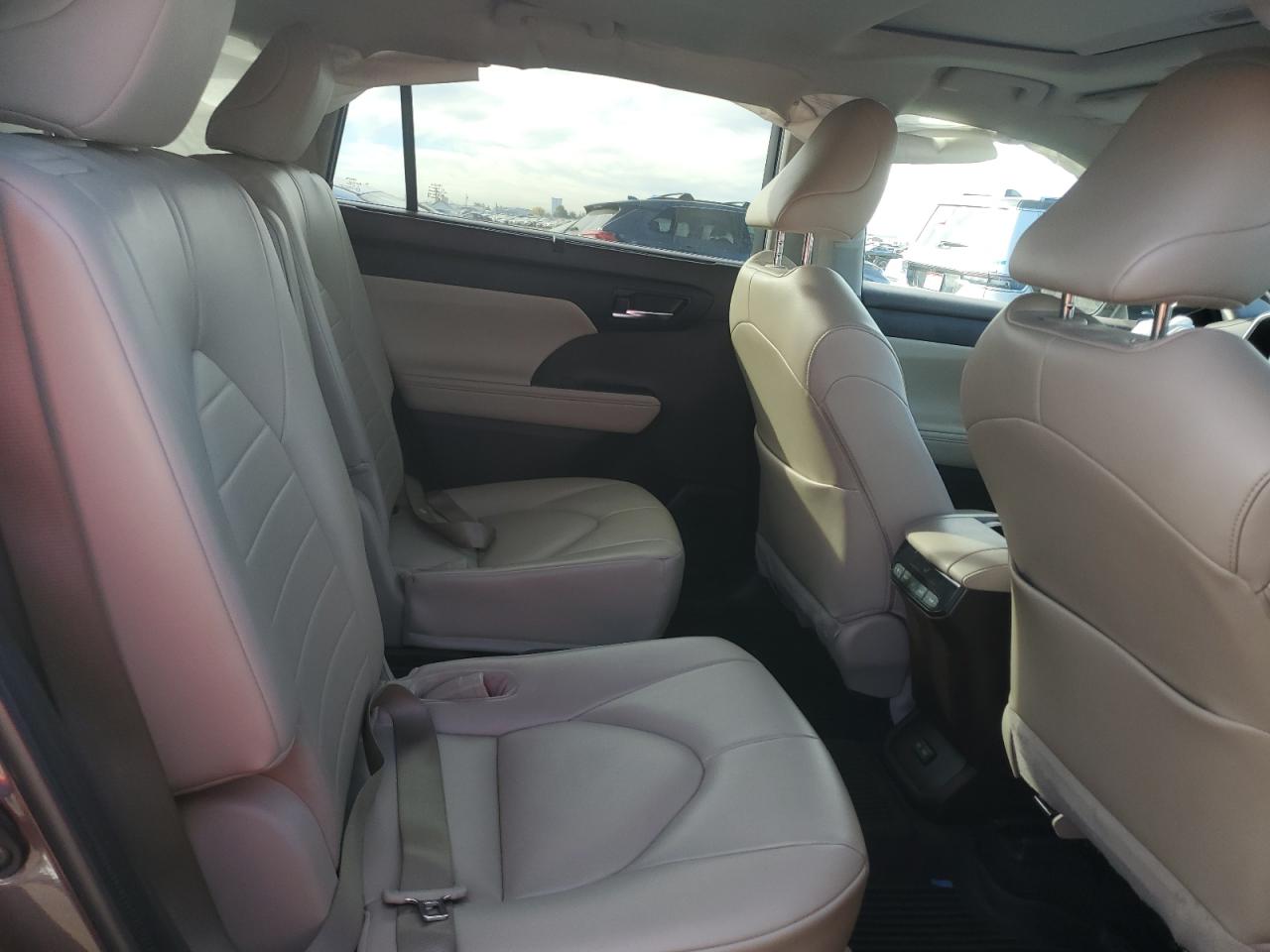 2022 TOYOTA HIGHLANDER XLE VIN:5TDGZRBH1NS184512