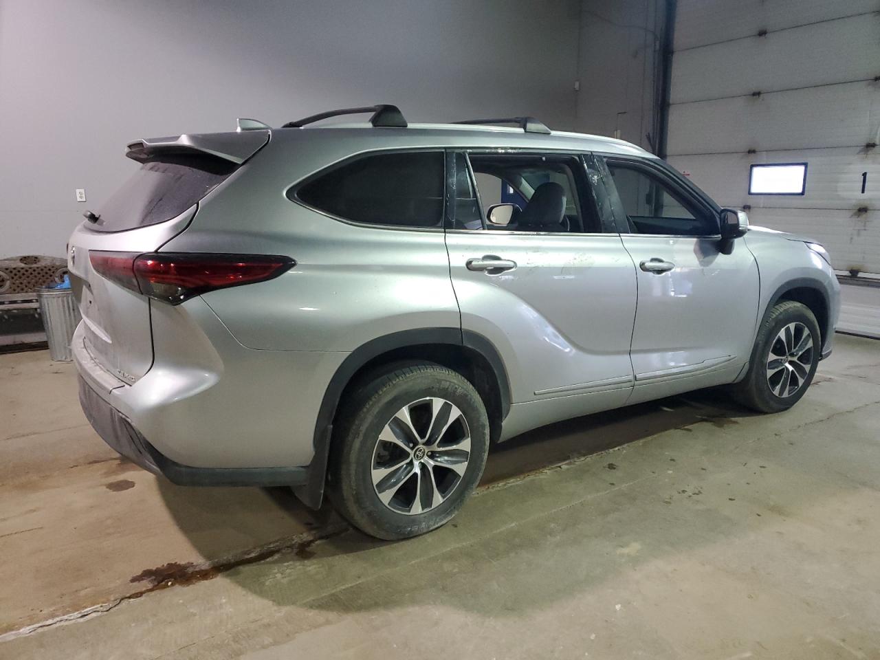 2022 TOYOTA HIGHLANDER XLE VIN:5TDGZRBH3NS565018