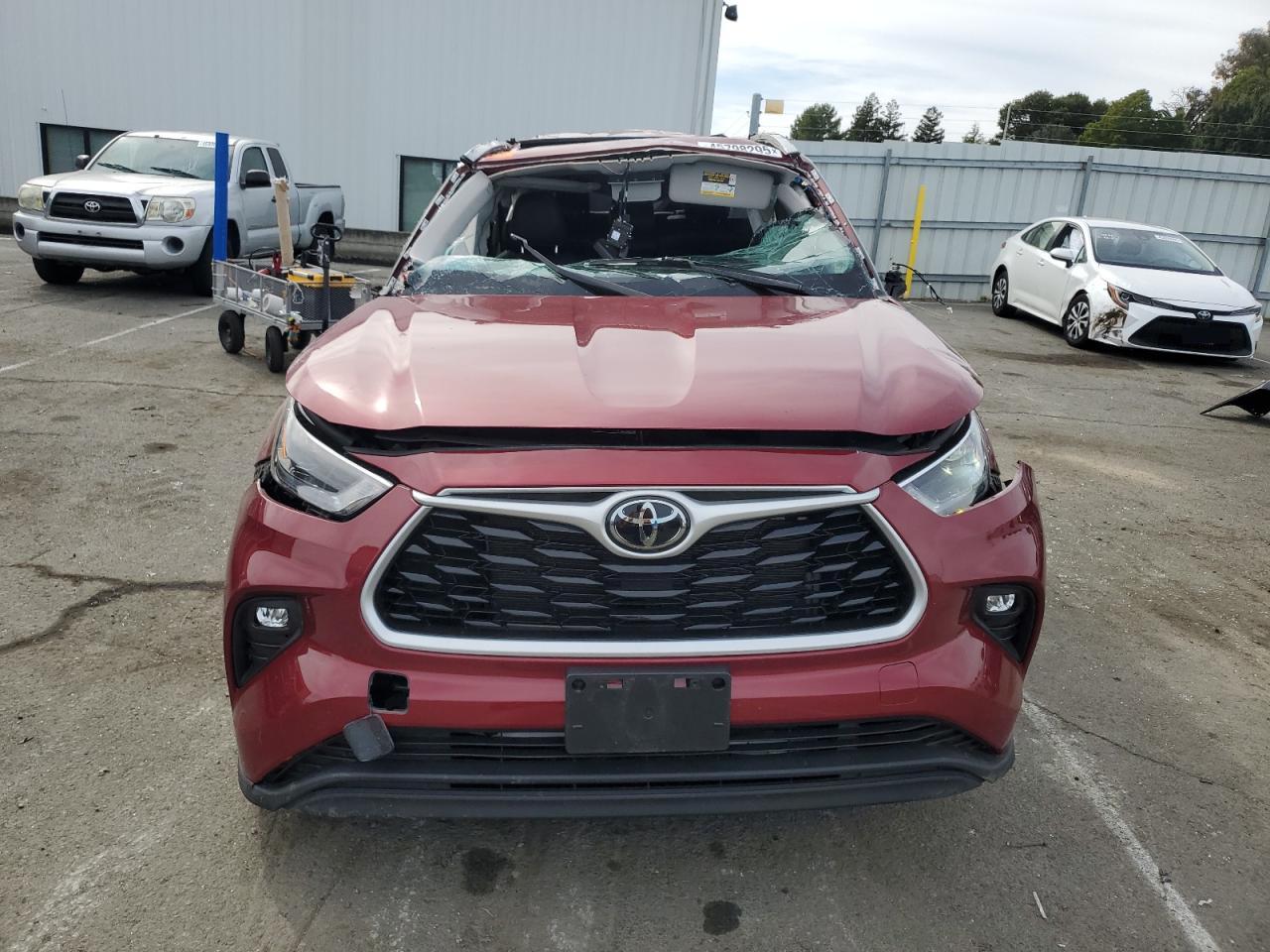 2022 TOYOTA HIGHLANDER XLE VIN:5TDHZRBH5NS592001