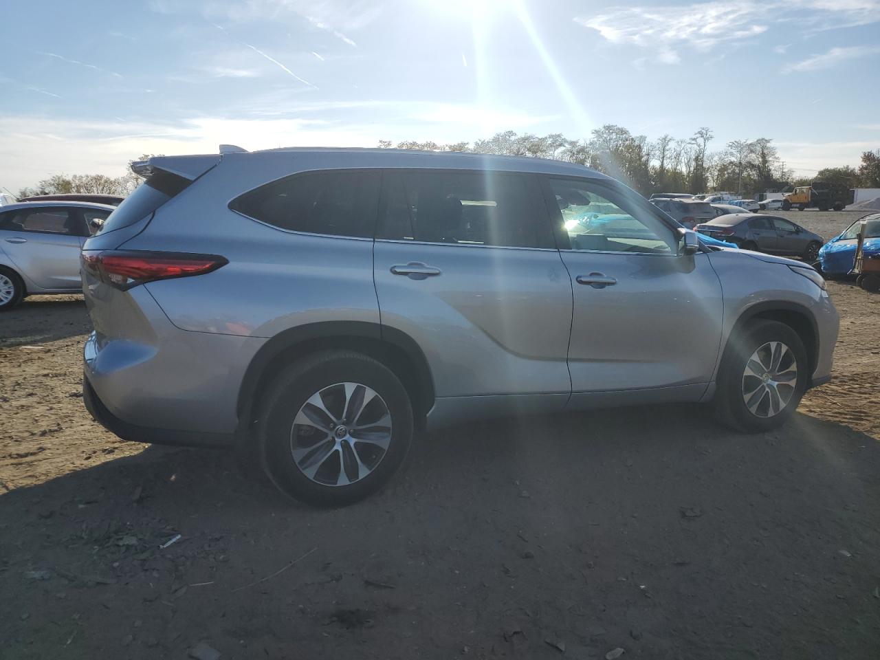 2022 TOYOTA HIGHLANDER XLE VIN:5TDHZRBH6NS581833