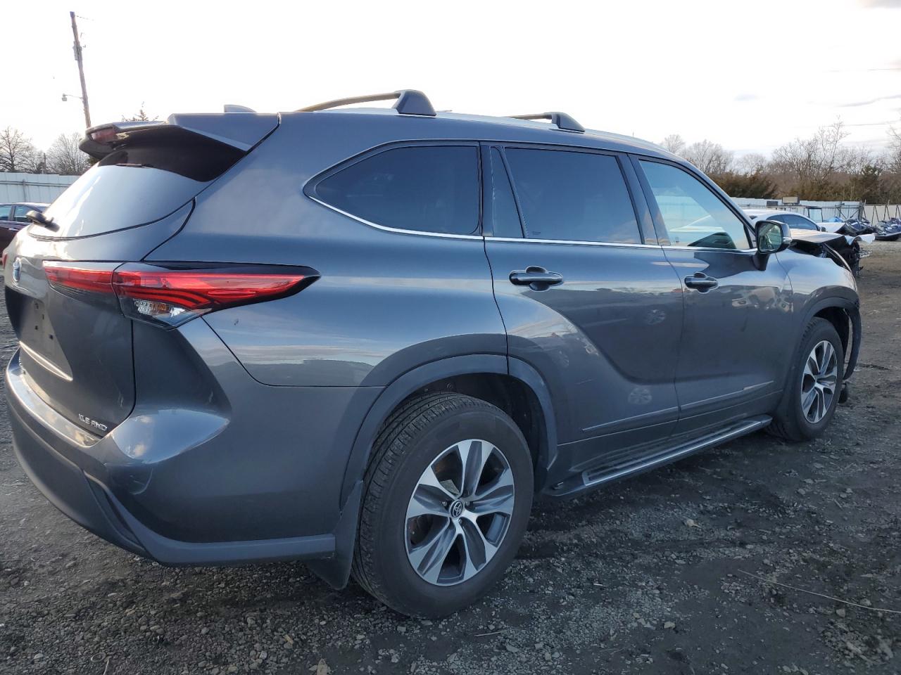 2022 TOYOTA HIGHLANDER XLE VIN:5TDGZRBH9NS588657