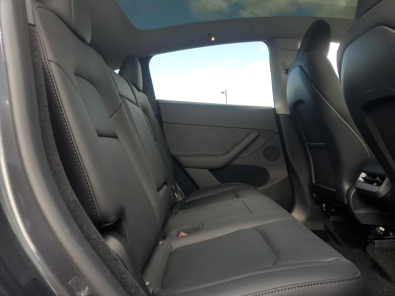 2024 TESLA MODEL Y  VIN:7SAYGDEE3RA247943