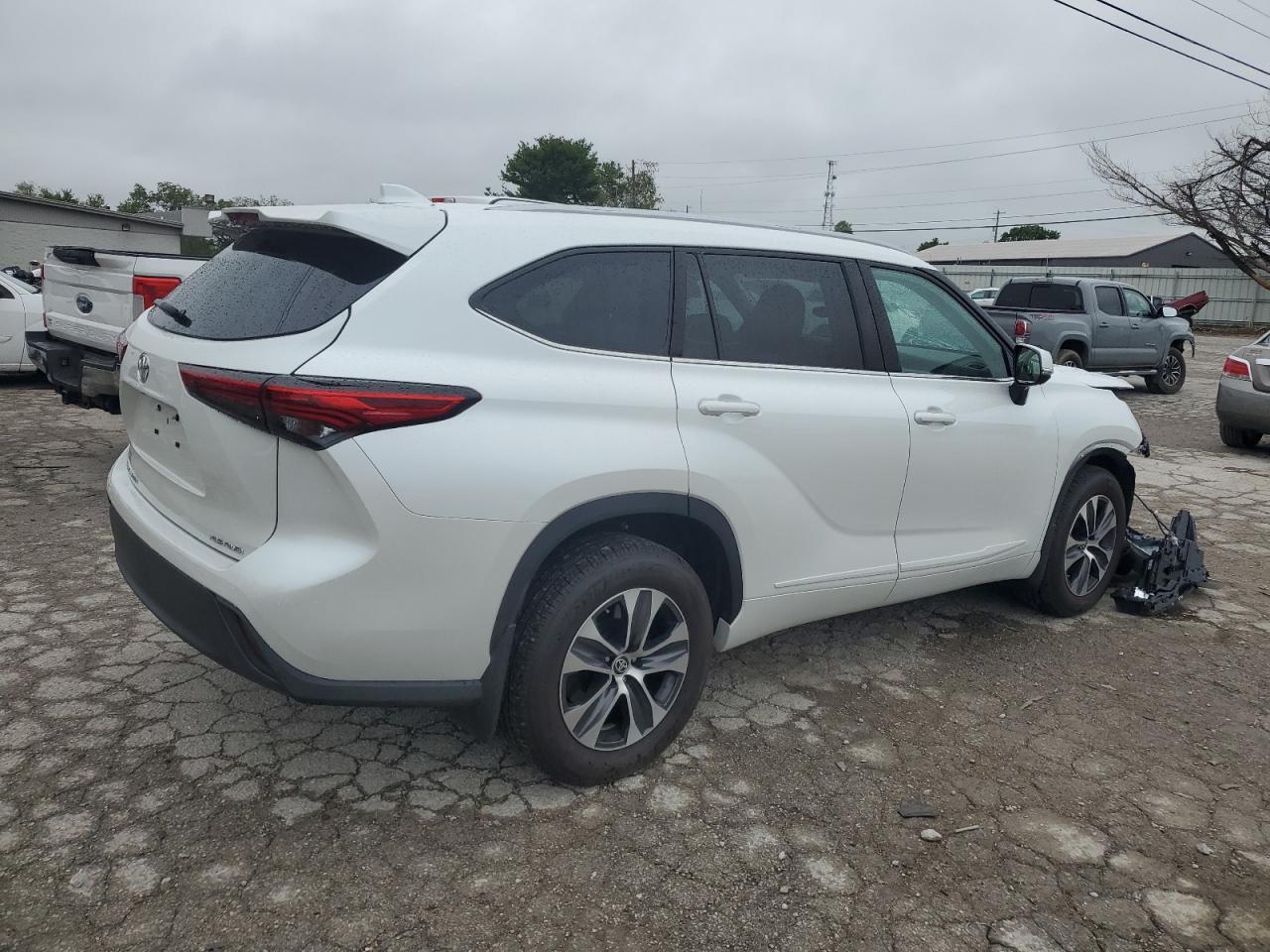 2022 TOYOTA HIGHLANDER XLE VIN:5TDHZRBH7NS235919