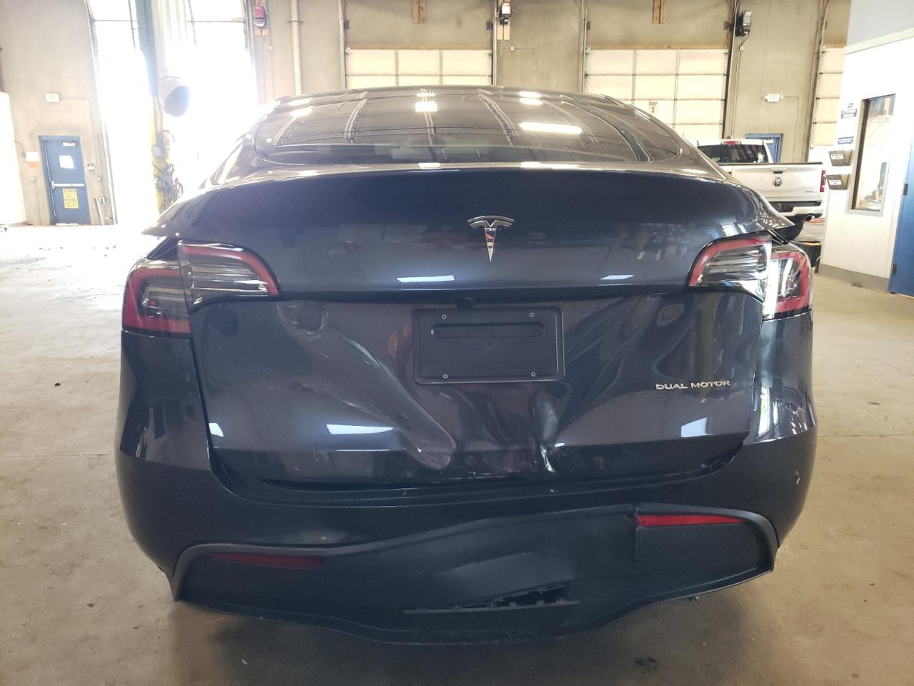 2024 TESLA MODEL Y  VIN:7SAYGDEE9RA228670