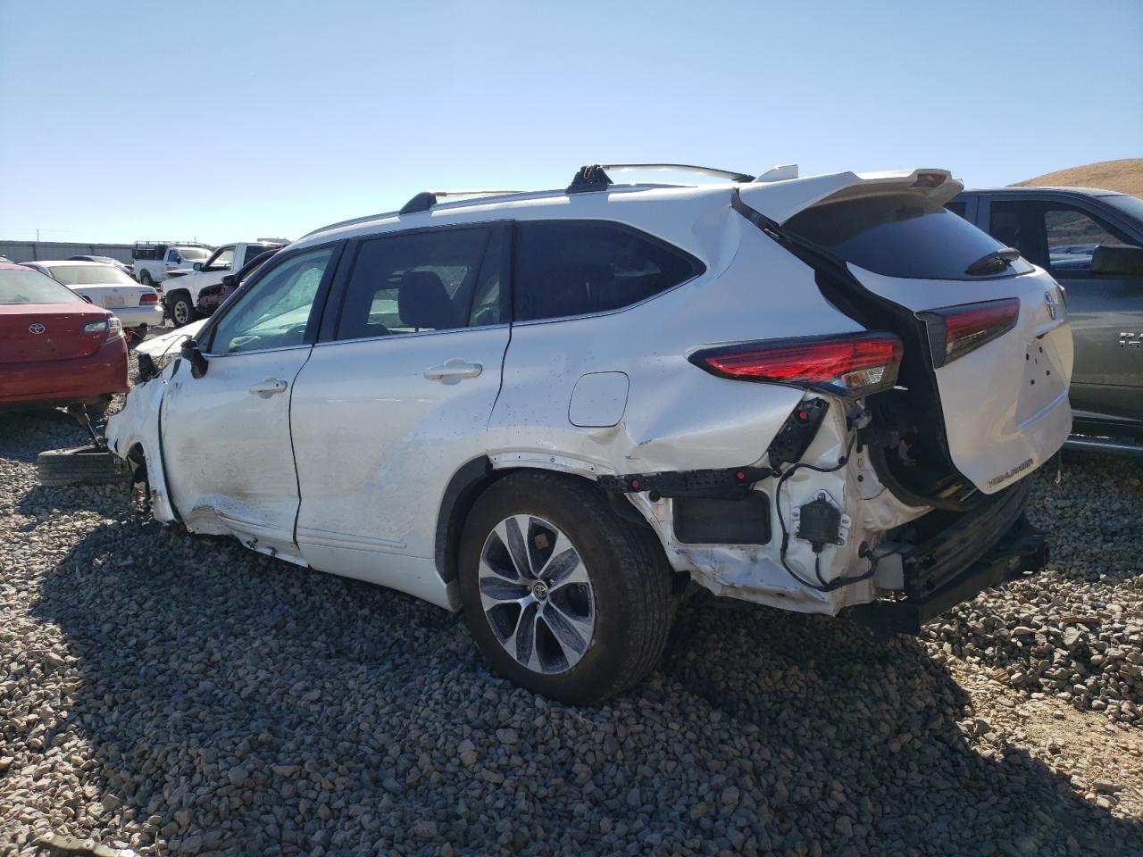 2022 TOYOTA HIGHLANDER XLE VIN:5TDHZRBH1NS191173