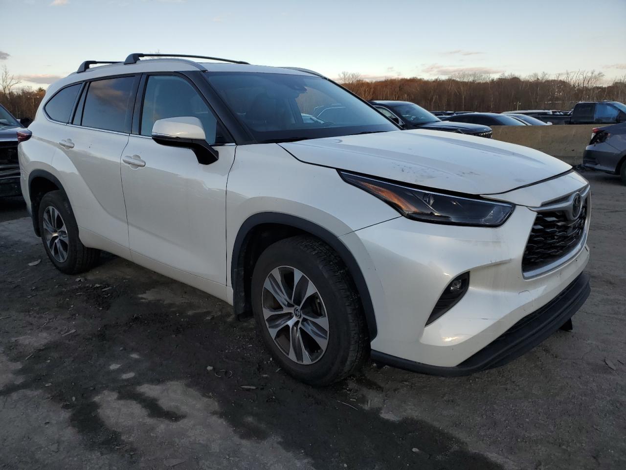 2022 TOYOTA HIGHLANDER XLE VIN:5TDGZRBH0NS590832