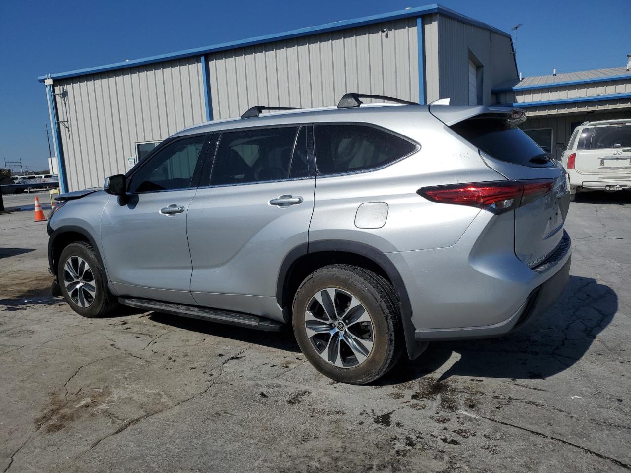 2022 TOYOTA HIGHLANDER XLE VIN:5TDGZRBH3NS175925