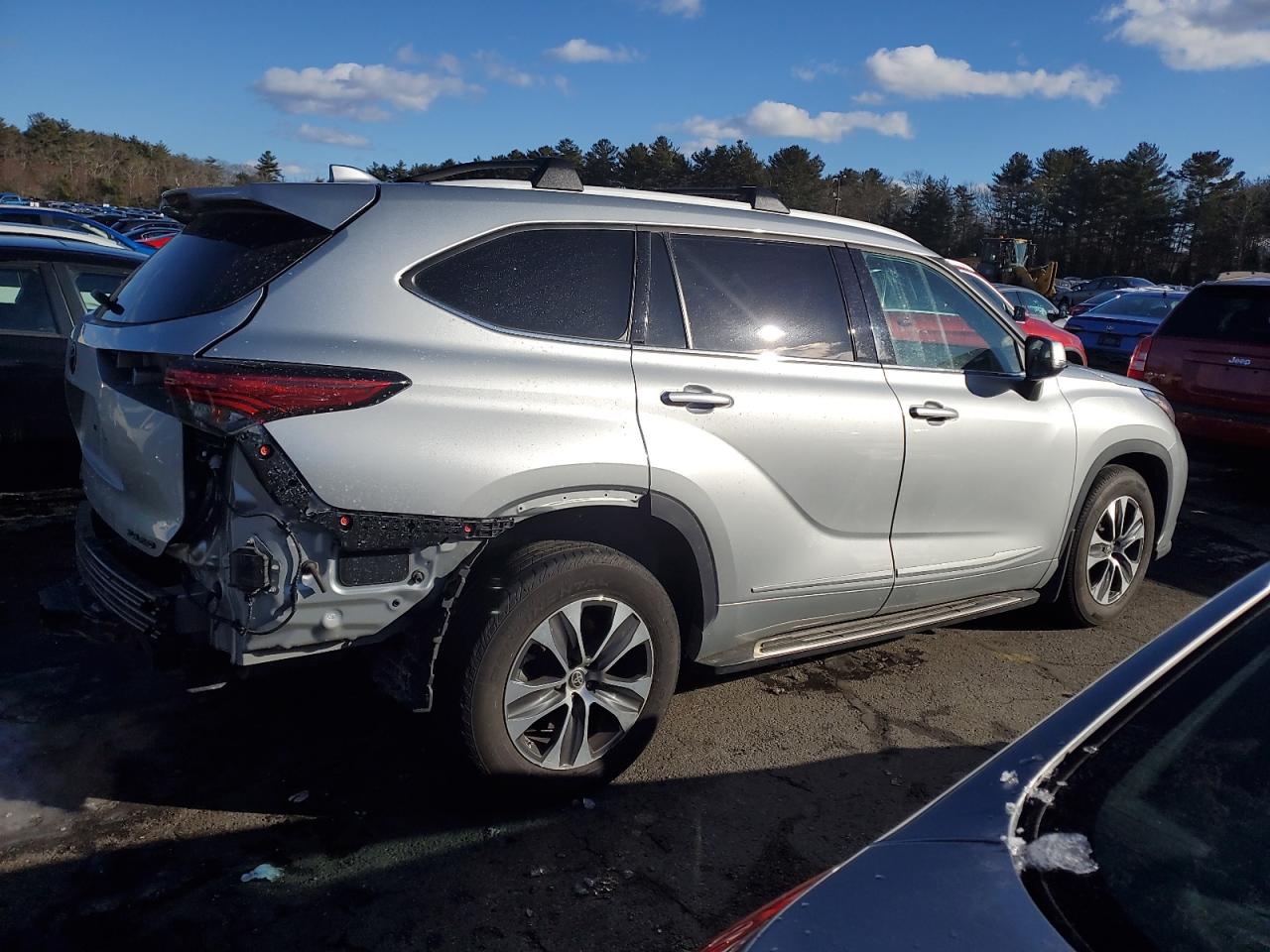 2022 TOYOTA HIGHLANDER XLE VIN:5TDGZRBH7NS588706