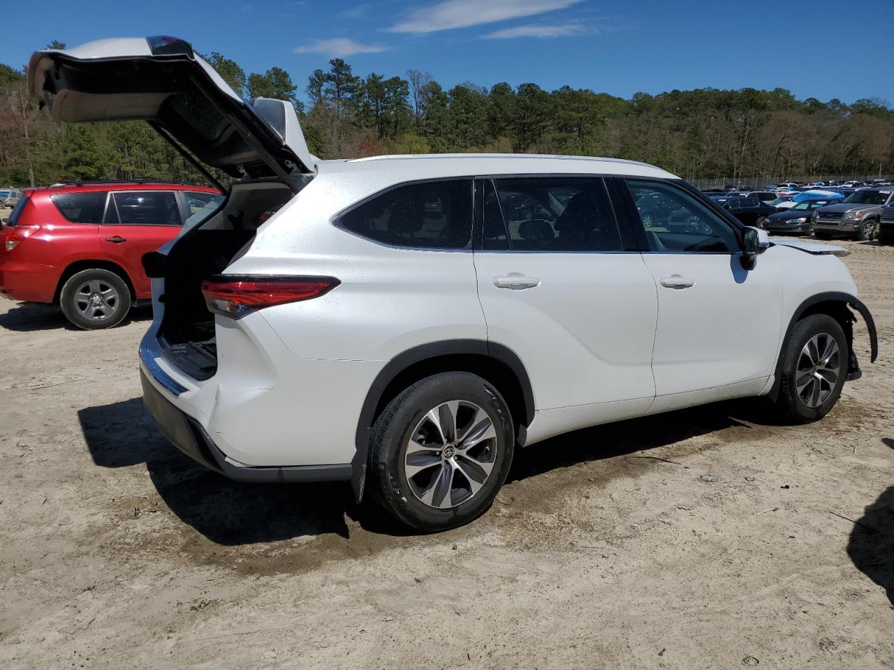 2022 TOYOTA HIGHLANDER XLE VIN:5TDGZRBH8NS594658