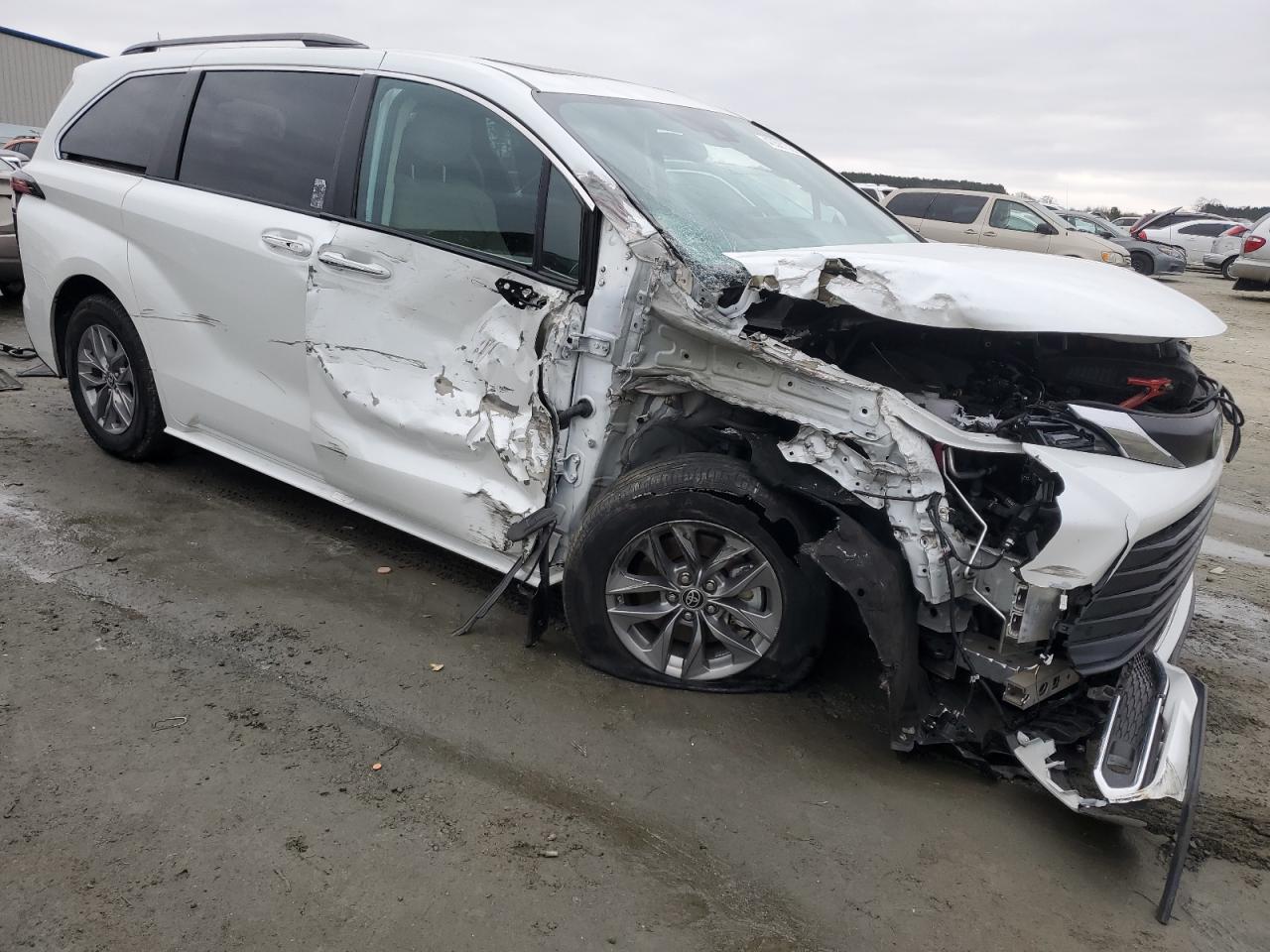 2022 TOYOTA SIENNA XLE VIN:5TDYRKEC6NS104357