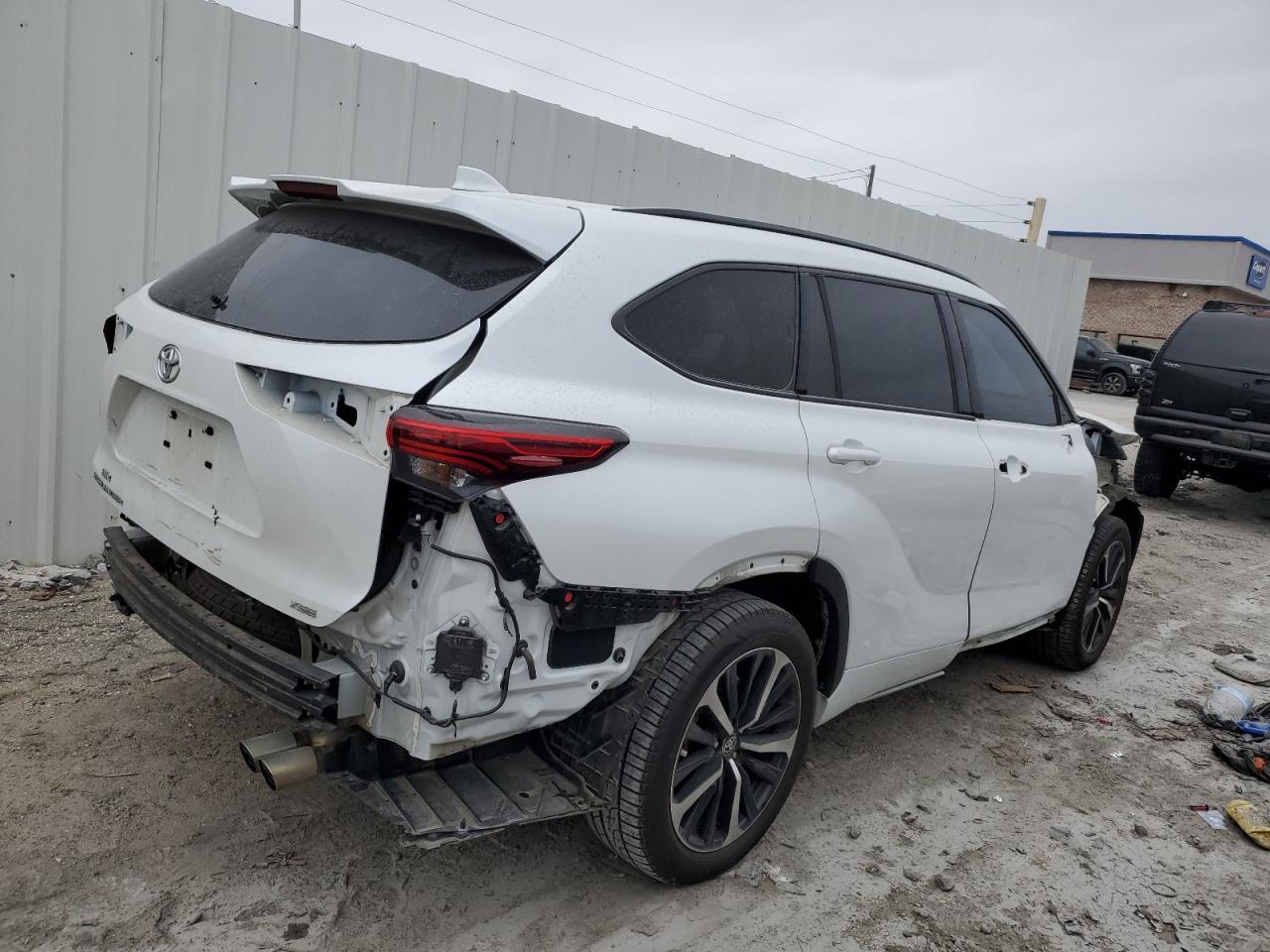 2022 TOYOTA HIGHLANDER XSE VIN:5TDLZRAHXNS123496
