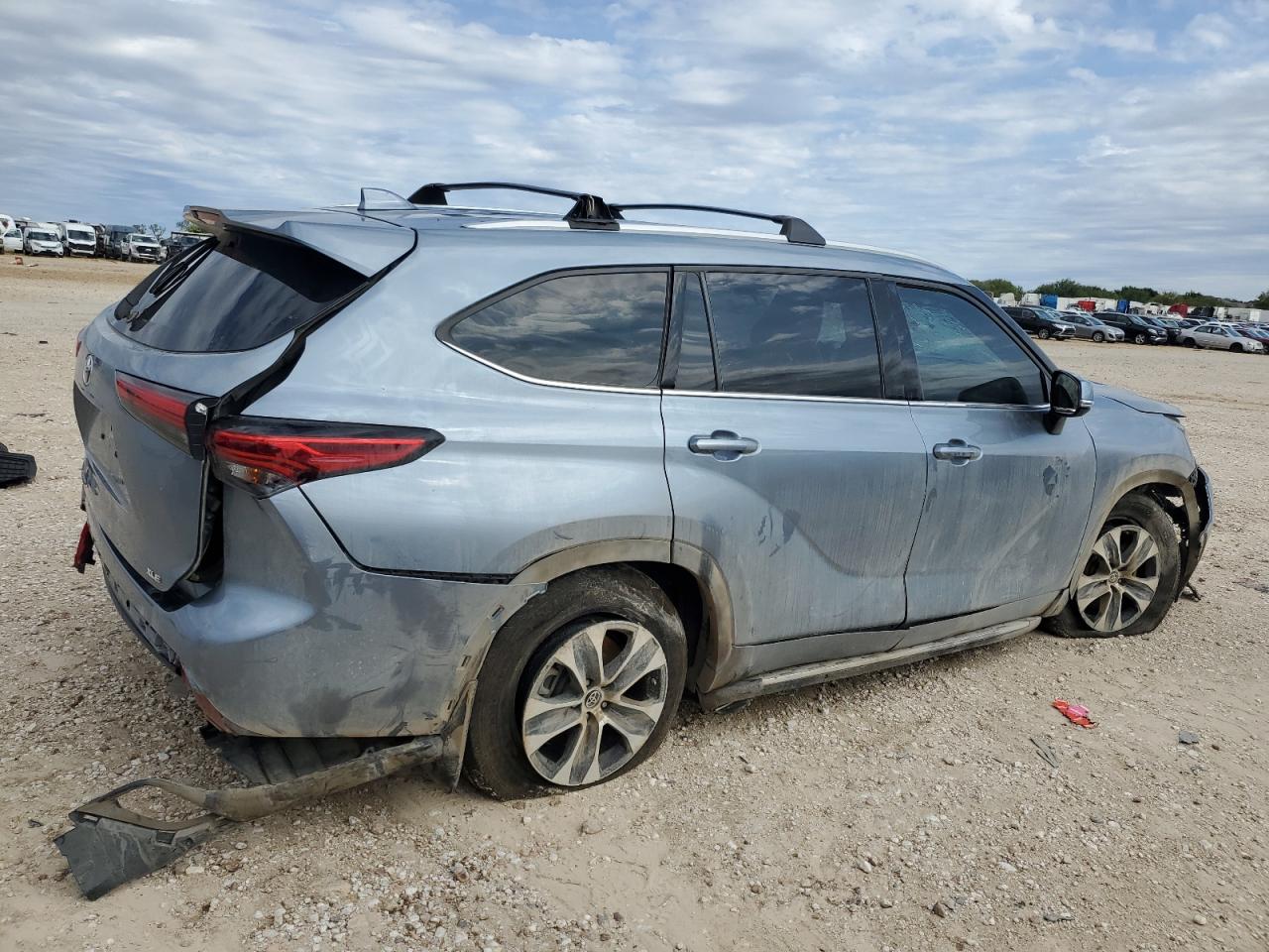 2022 TOYOTA HIGHLANDER XLE VIN:5TDGZRAH8NS138046