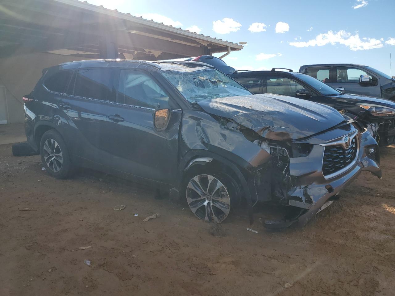 2022 TOYOTA HIGHLANDER XLE VIN:5TDGZRAH2NS140715