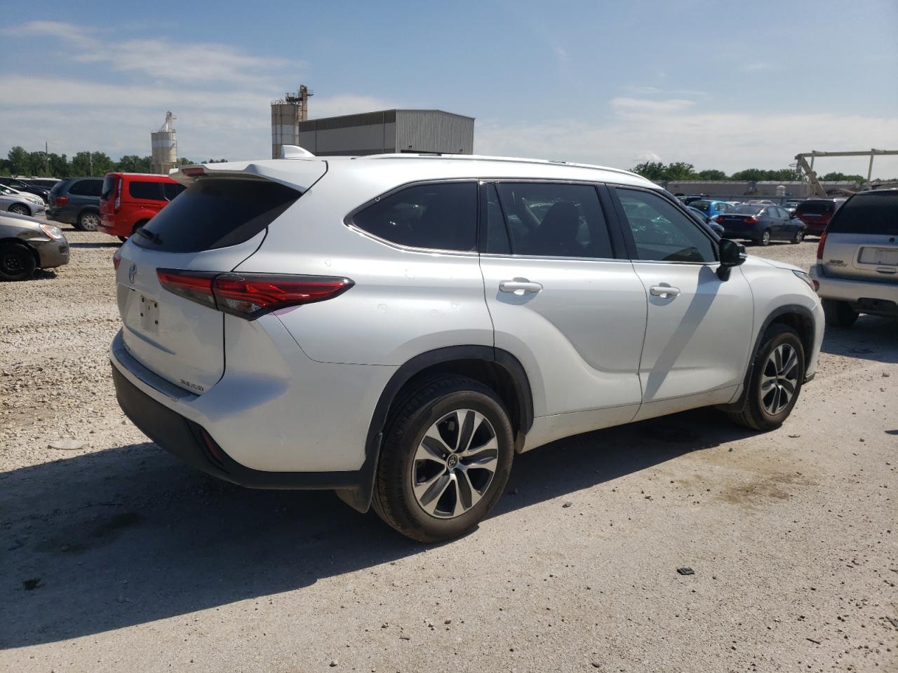 2022 TOYOTA HIGHLANDER XLE VIN:5TDGZRBHXNS570829