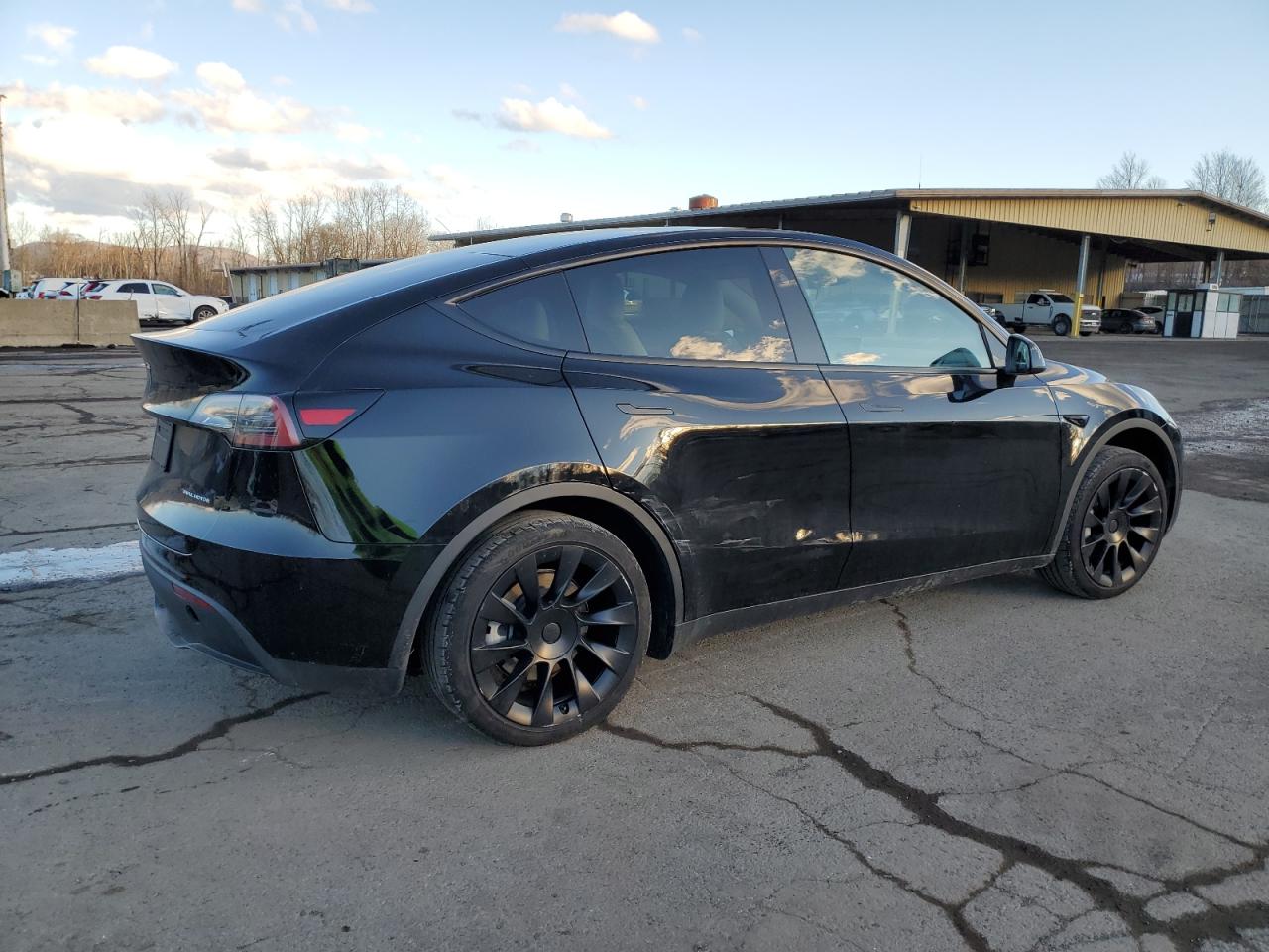 2024 TESLA MODEL Y  VIN:7SAYGDEEXRA271821