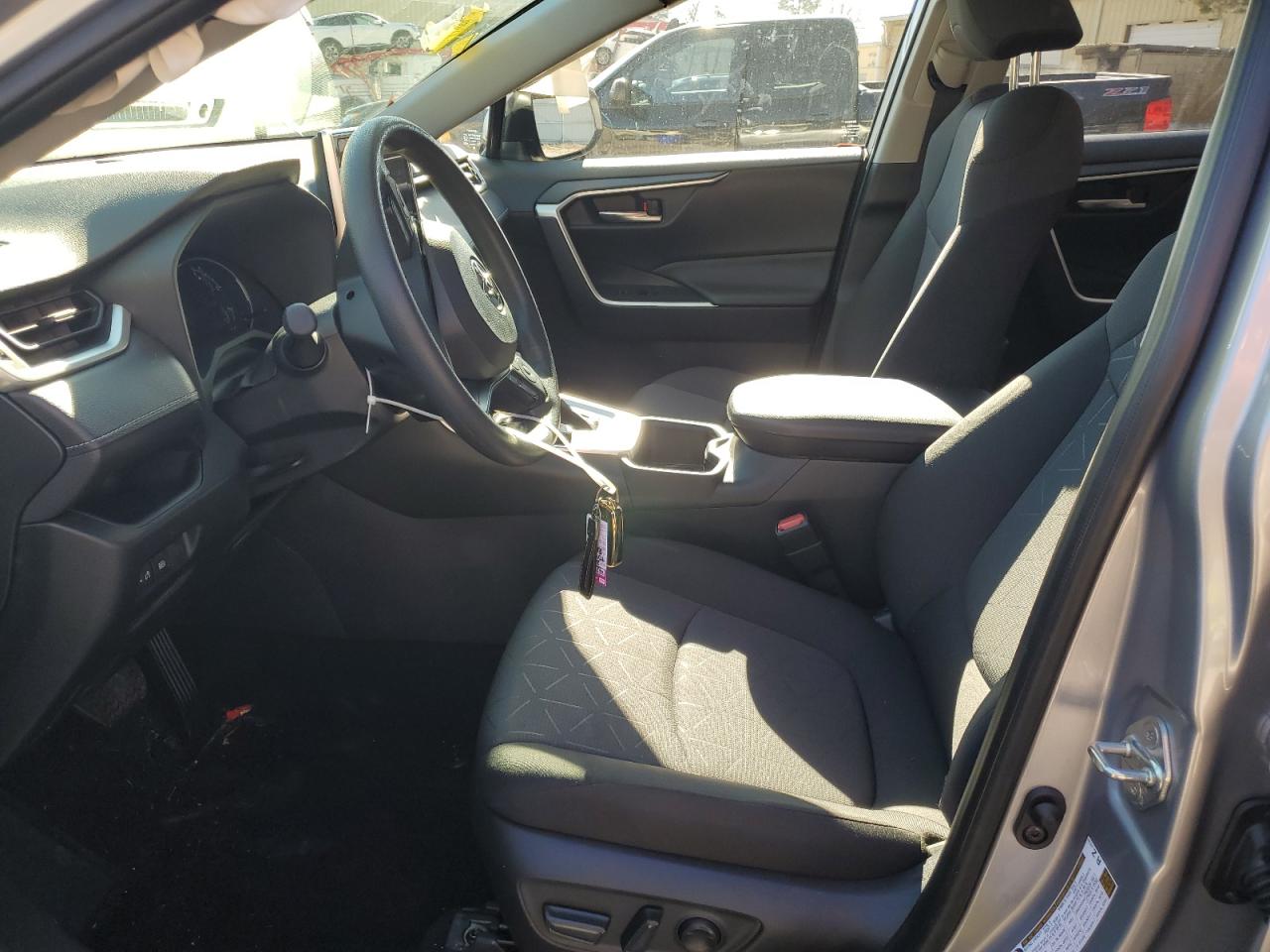 2024 TOYOTA RAV4 XLE VIN:JTMRWRFV4RJ059847