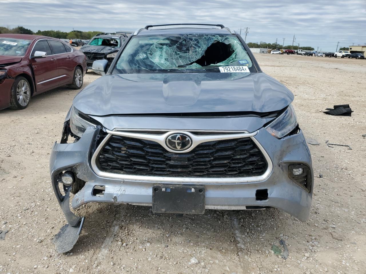 2022 TOYOTA HIGHLANDER XLE VIN:5TDGZRAH8NS138046