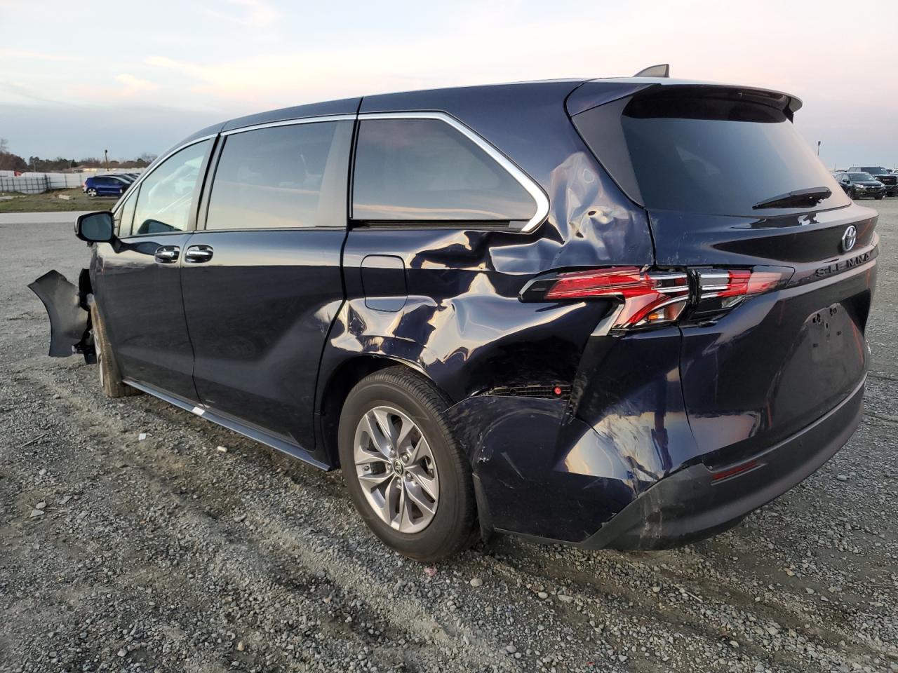 2022 TOYOTA SIENNA XLE VIN:5TDYRKEC8NS091935