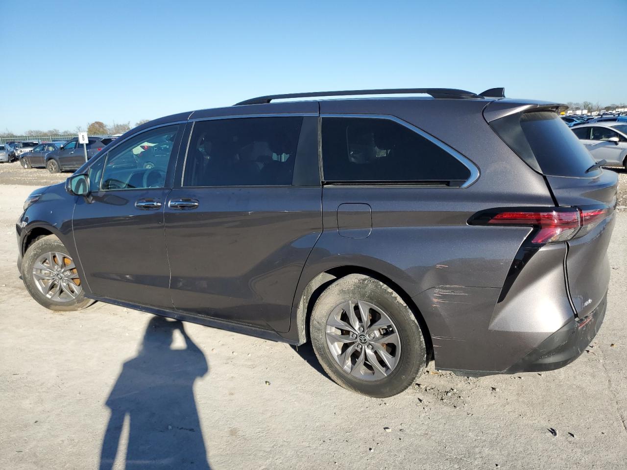 2022 TOYOTA SIENNA XLE VIN:5TDJSKFC2NS057851