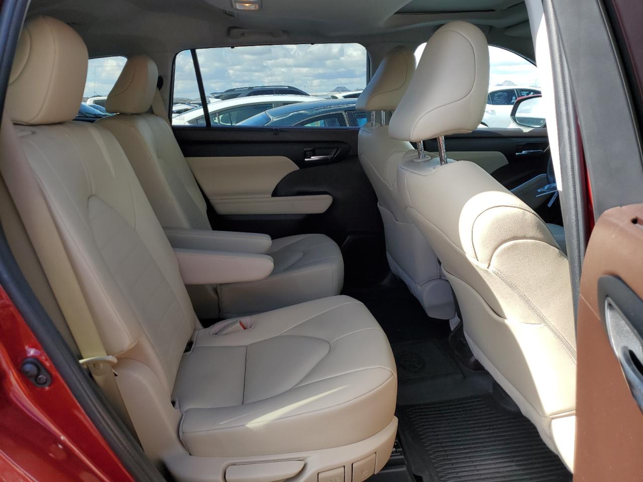 2022 TOYOTA HIGHLANDER XLE VIN:5TDHZRBH7NS577659