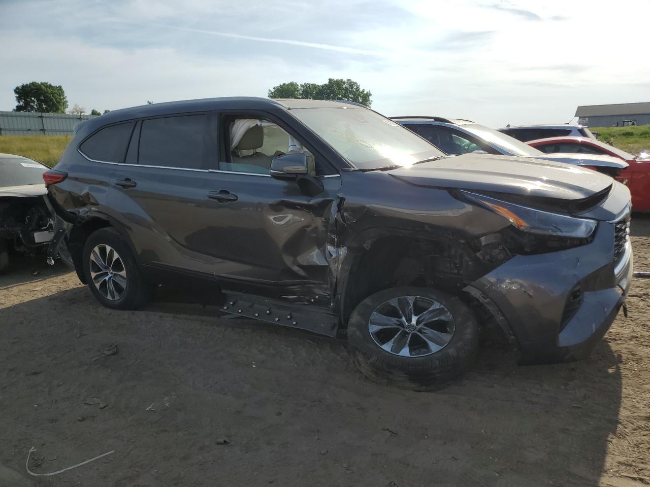 2022 TOYOTA HIGHLANDER XLE VIN:5TDGZRBH4NS166067