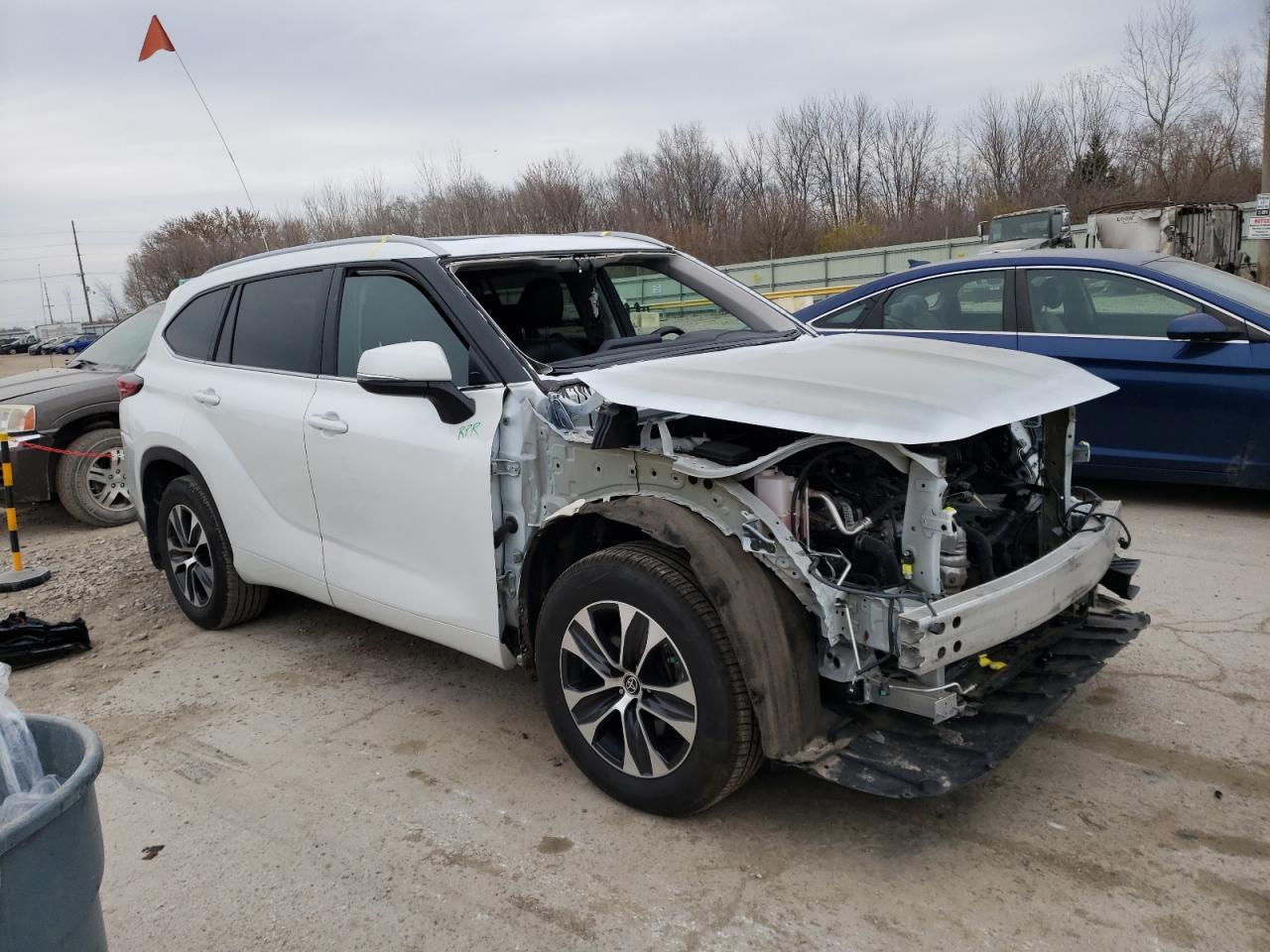 2022 TOYOTA HIGHLANDER XLE VIN:5TDHZRBH4NS172777