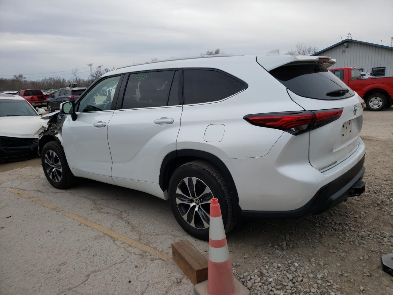 2022 TOYOTA HIGHLANDER XLE VIN:5TDHZRBH4NS172777