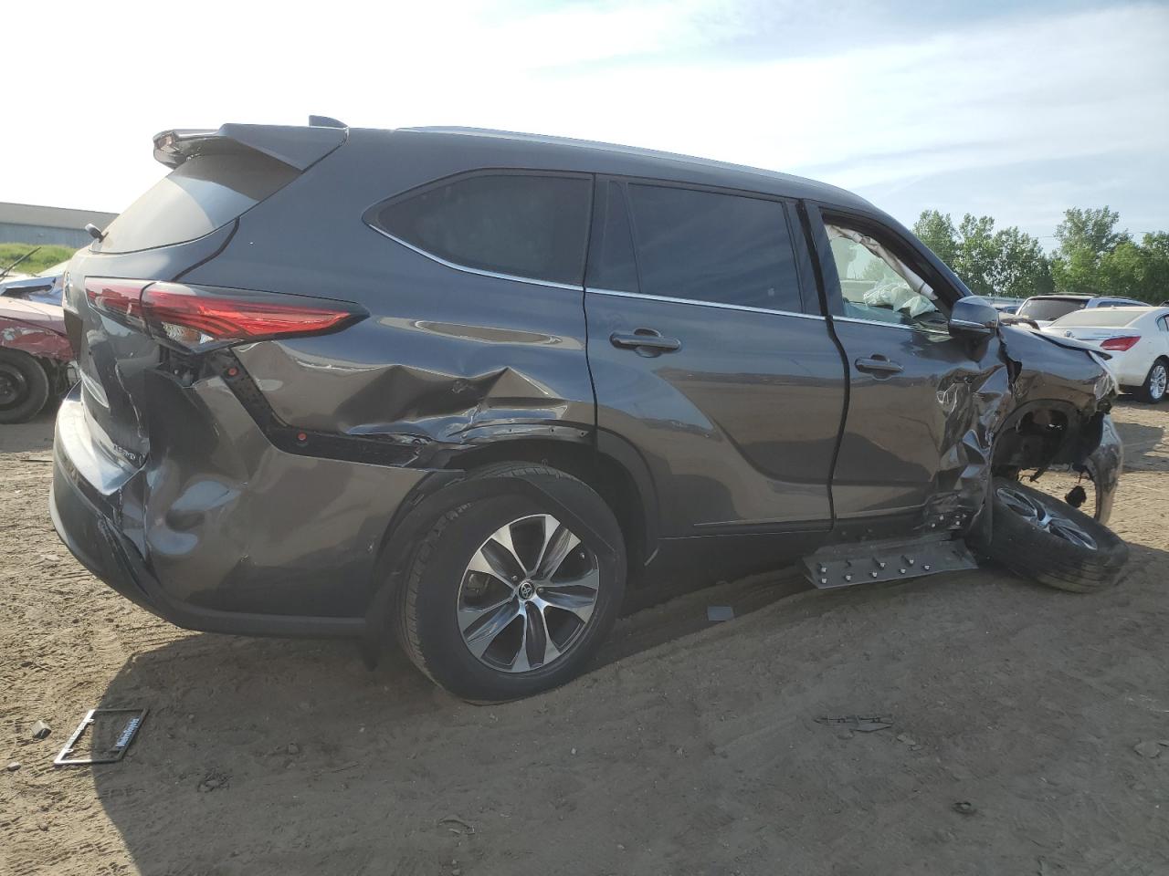 2022 TOYOTA HIGHLANDER XLE VIN:5TDGZRBH4NS166067