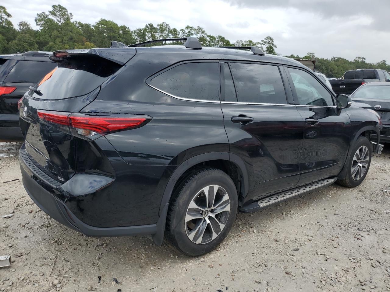 2022 TOYOTA HIGHLANDER XLE VIN:5TDGZRAH5NS141647