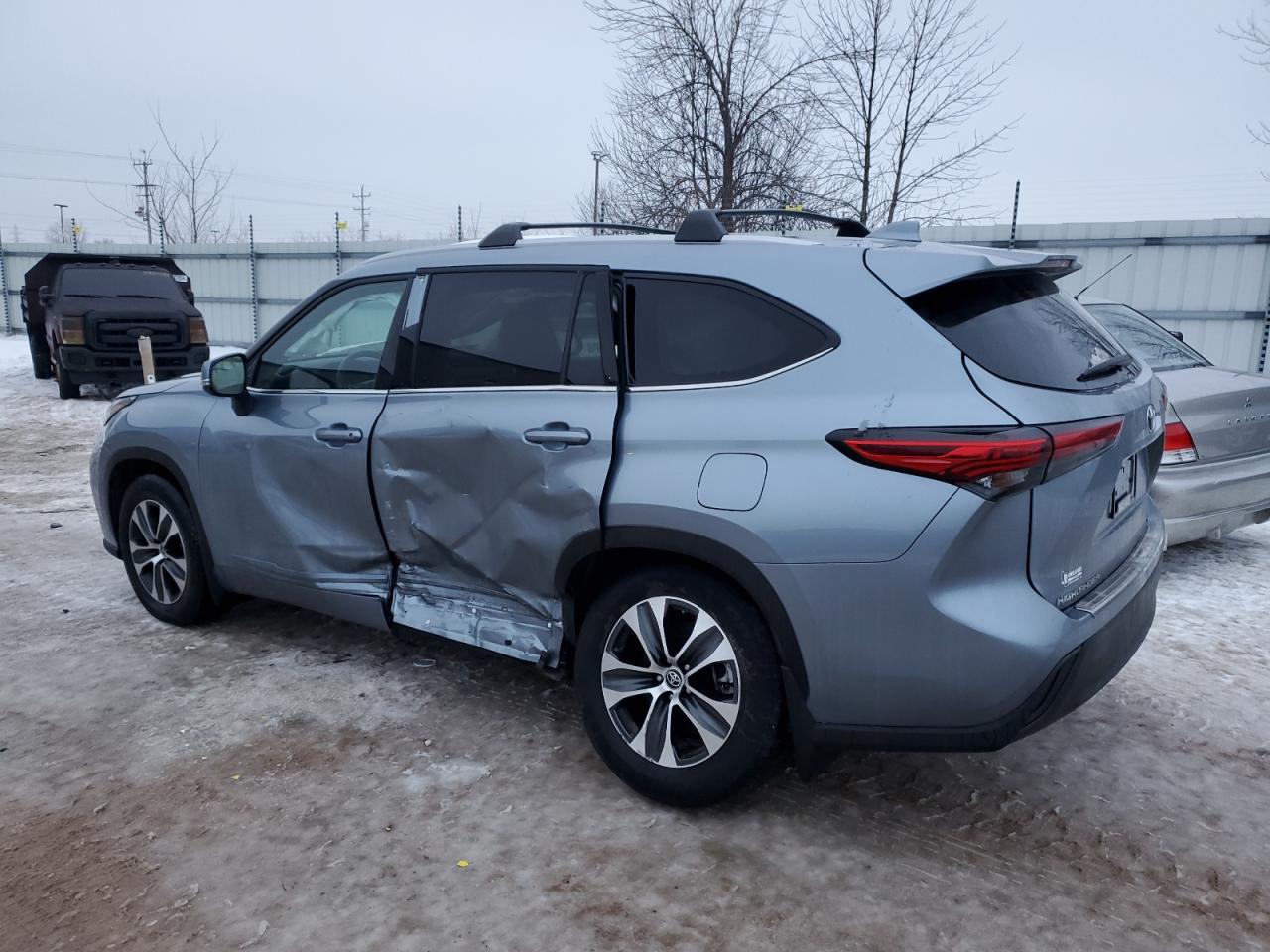 2022 TOYOTA HIGHLANDER XLE VIN:5TDHZRBH3NS212878