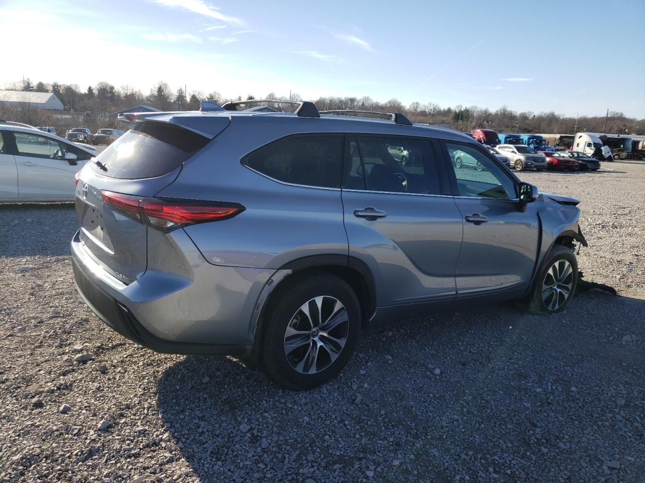 2022 TOYOTA HIGHLANDER XLE VIN:5TDGZRBH2NS234415