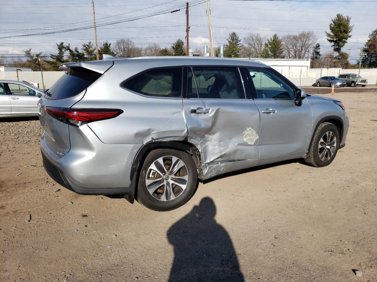 2022 TOYOTA HIGHLANDER XLE VIN:5TDGZRBH6NS572755