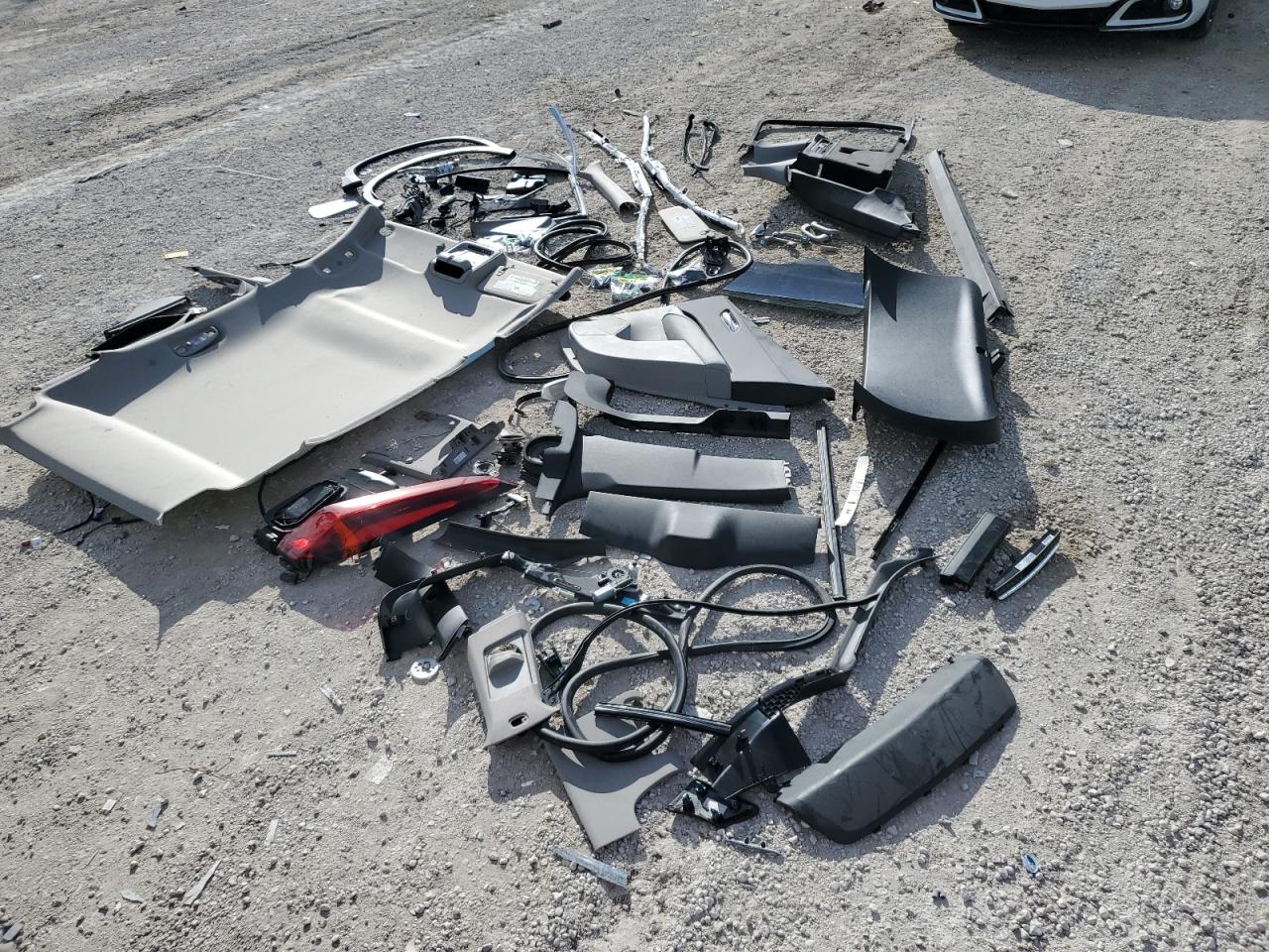 2022 CADILLAC XT4 LUXURY VIN:1GYAZAR45NF137648