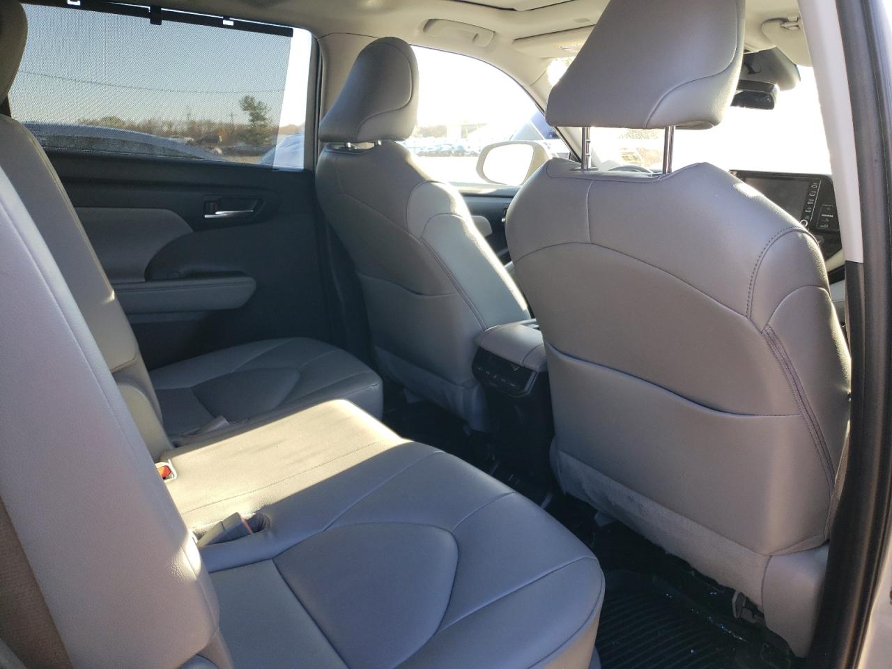 2022 TOYOTA HIGHLANDER XLE VIN:5TDGZRBH4NS575671