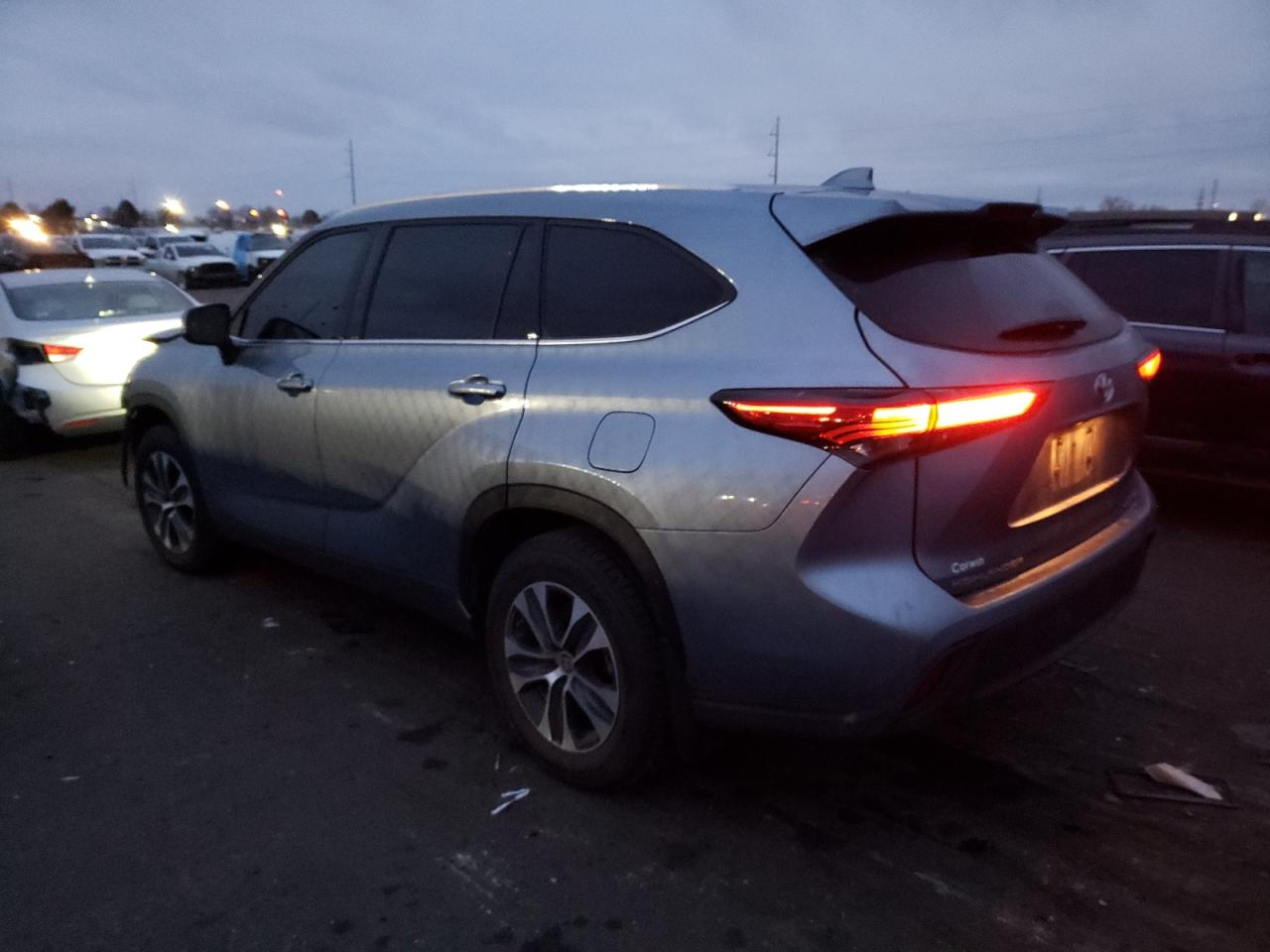 2022 TOYOTA HIGHLANDER XLE VIN:5TDGZRBHXNS199395