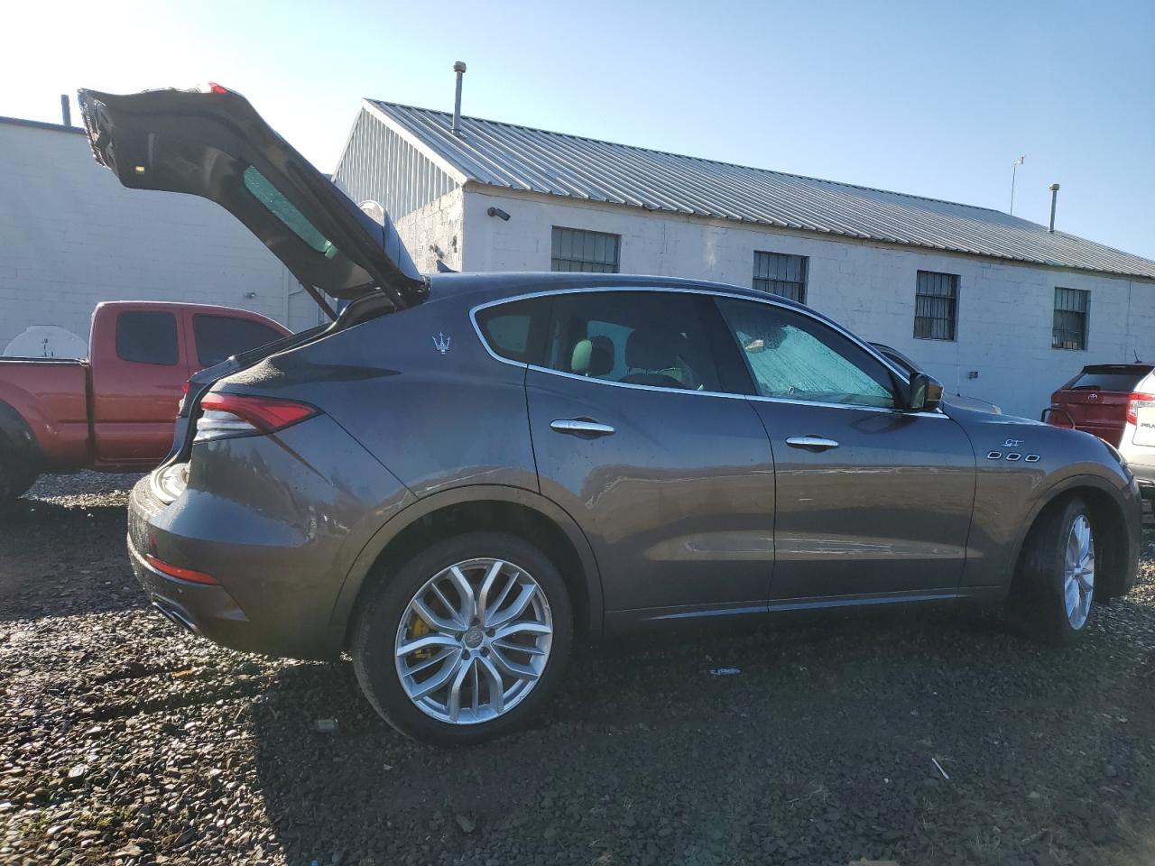 2022 MASERATI LEVANTE BASE VIN:ZN661XUA3NX383576