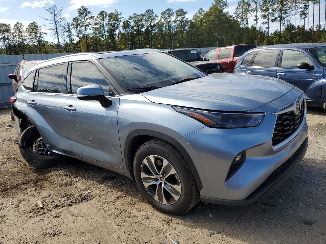 2022 TOYOTA HIGHLANDER XLE VIN:5TDGZRAH4NS135404