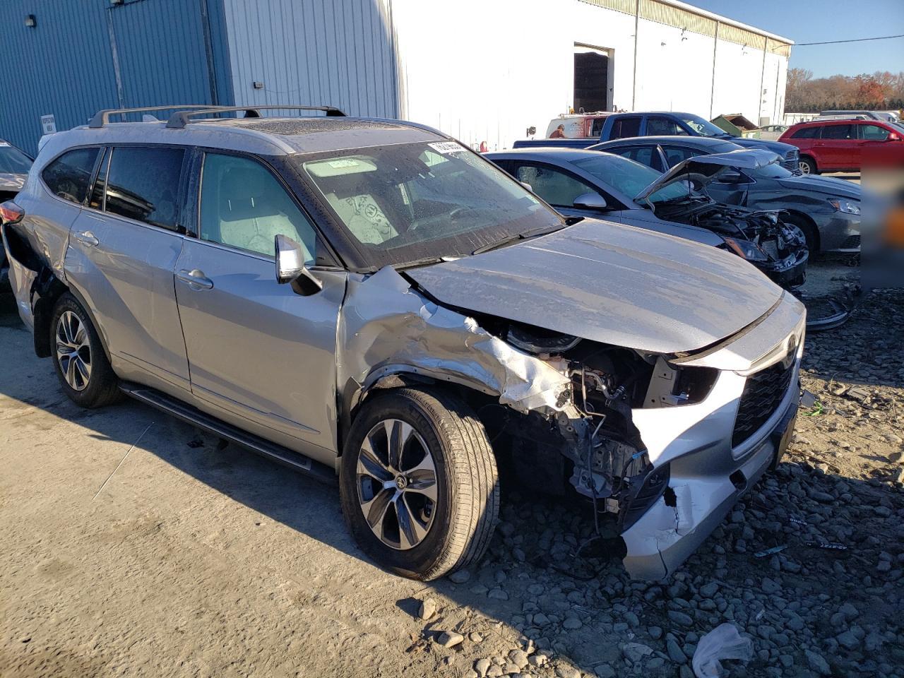 2022 TOYOTA HIGHLANDER XLE VIN:5TDGZRBH4NS575671