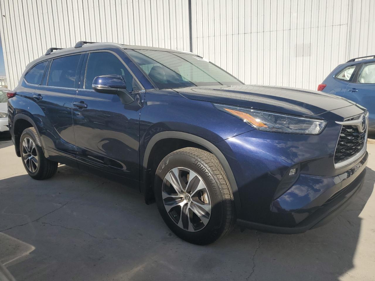 2022 TOYOTA HIGHLANDER XLE VIN:5TDHZRBH9NS200038
