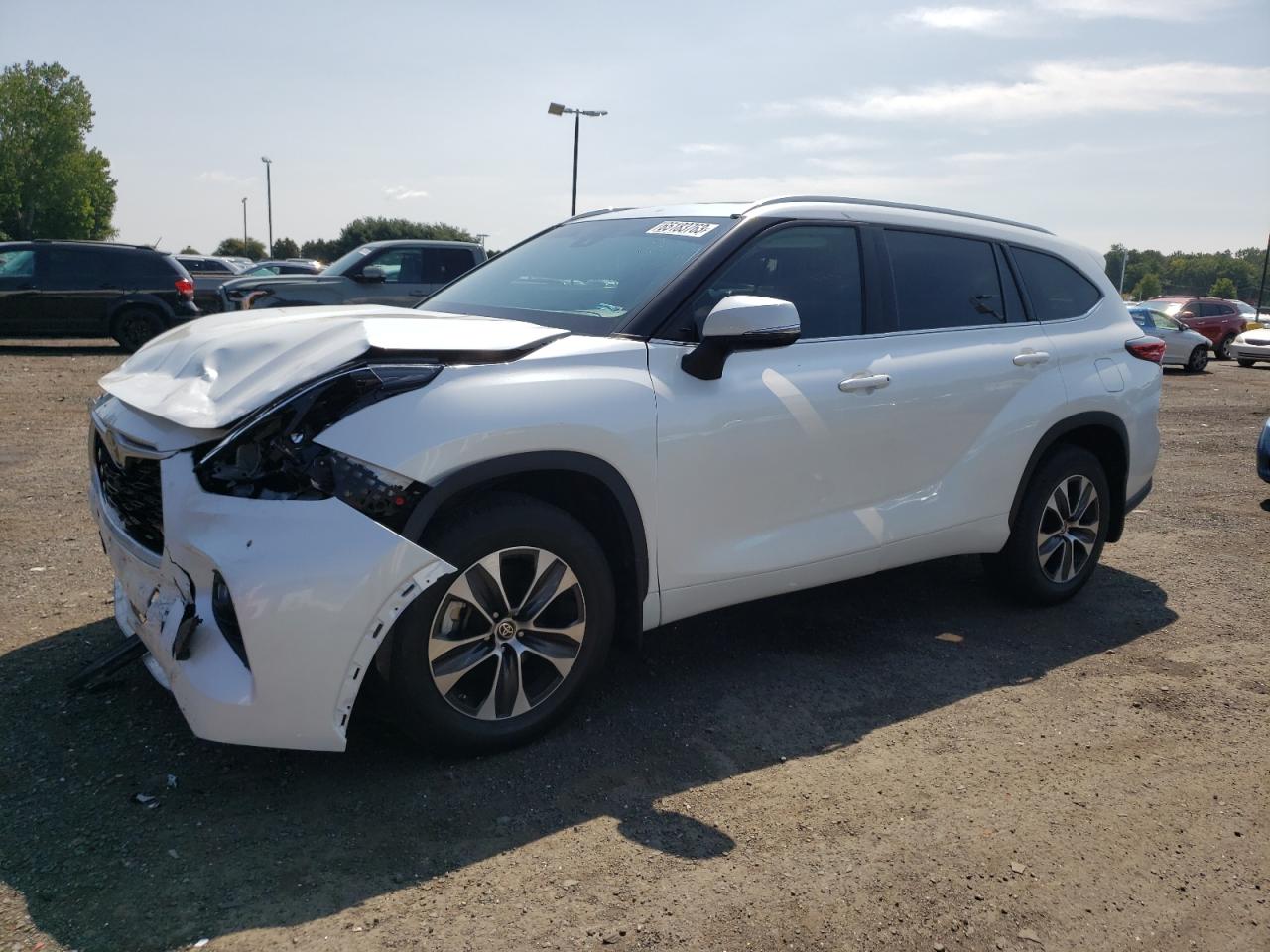 2022 TOYOTA HIGHLANDER XLE VIN:5TDGZRBH7NS577589