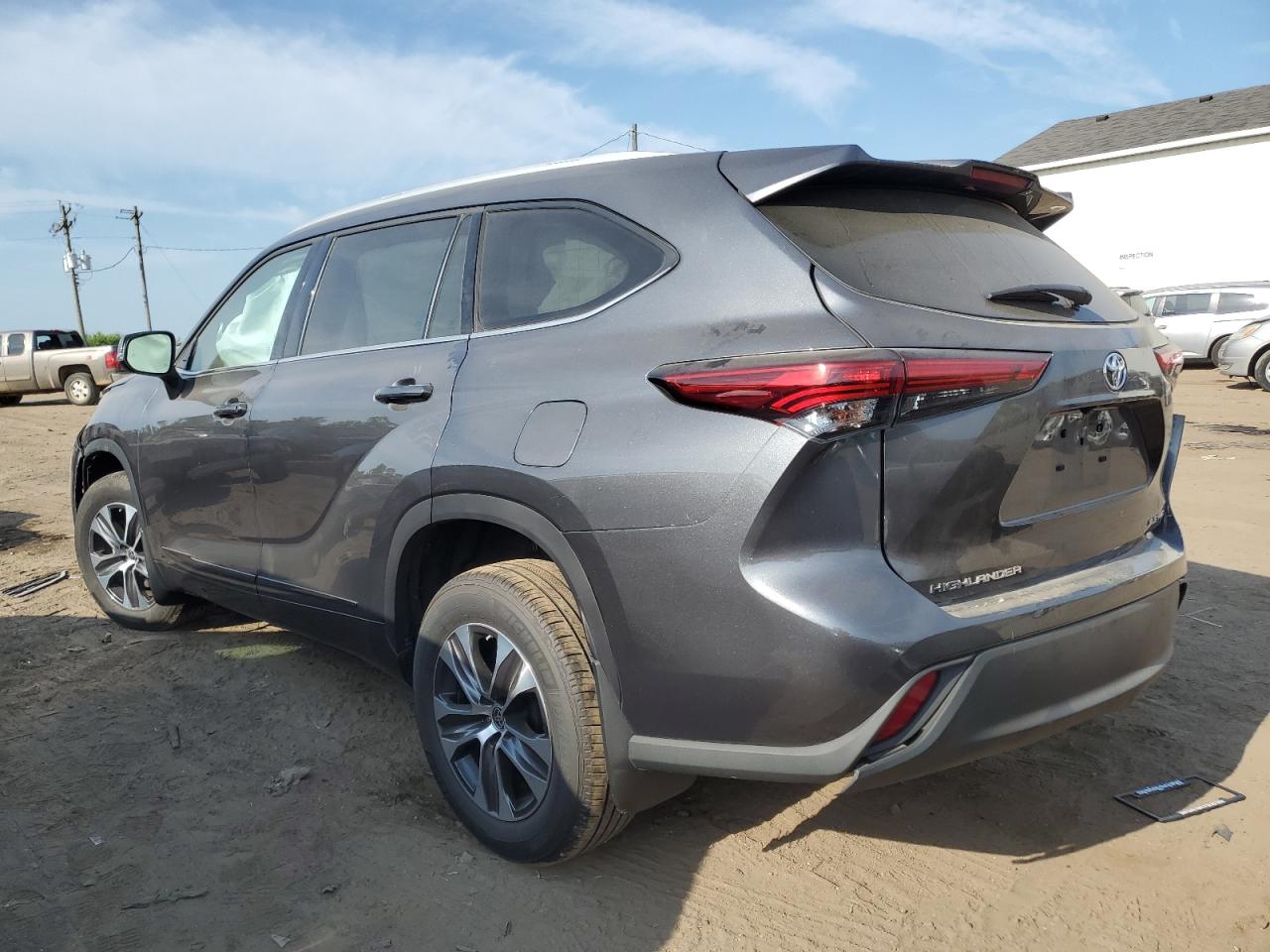 2022 TOYOTA HIGHLANDER XLE VIN:5TDGZRBH4NS166067