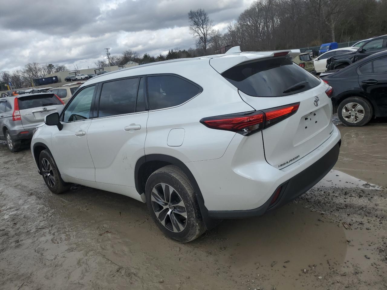 2022 TOYOTA HIGHLANDER XLE VIN:5TDGZRBH7NS199435