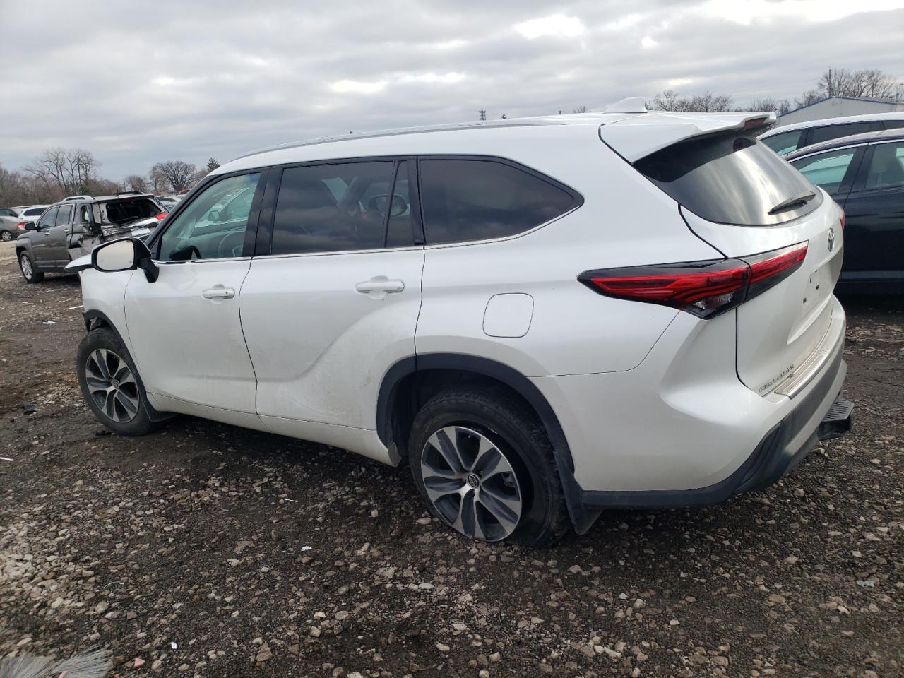 2022 TOYOTA HIGHLANDER XLE VIN:5TDGZRBH6NS568544