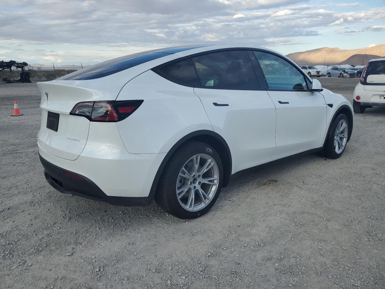 2023 TESLA MODEL Y  VIN:7SAYGDEE9PA074913