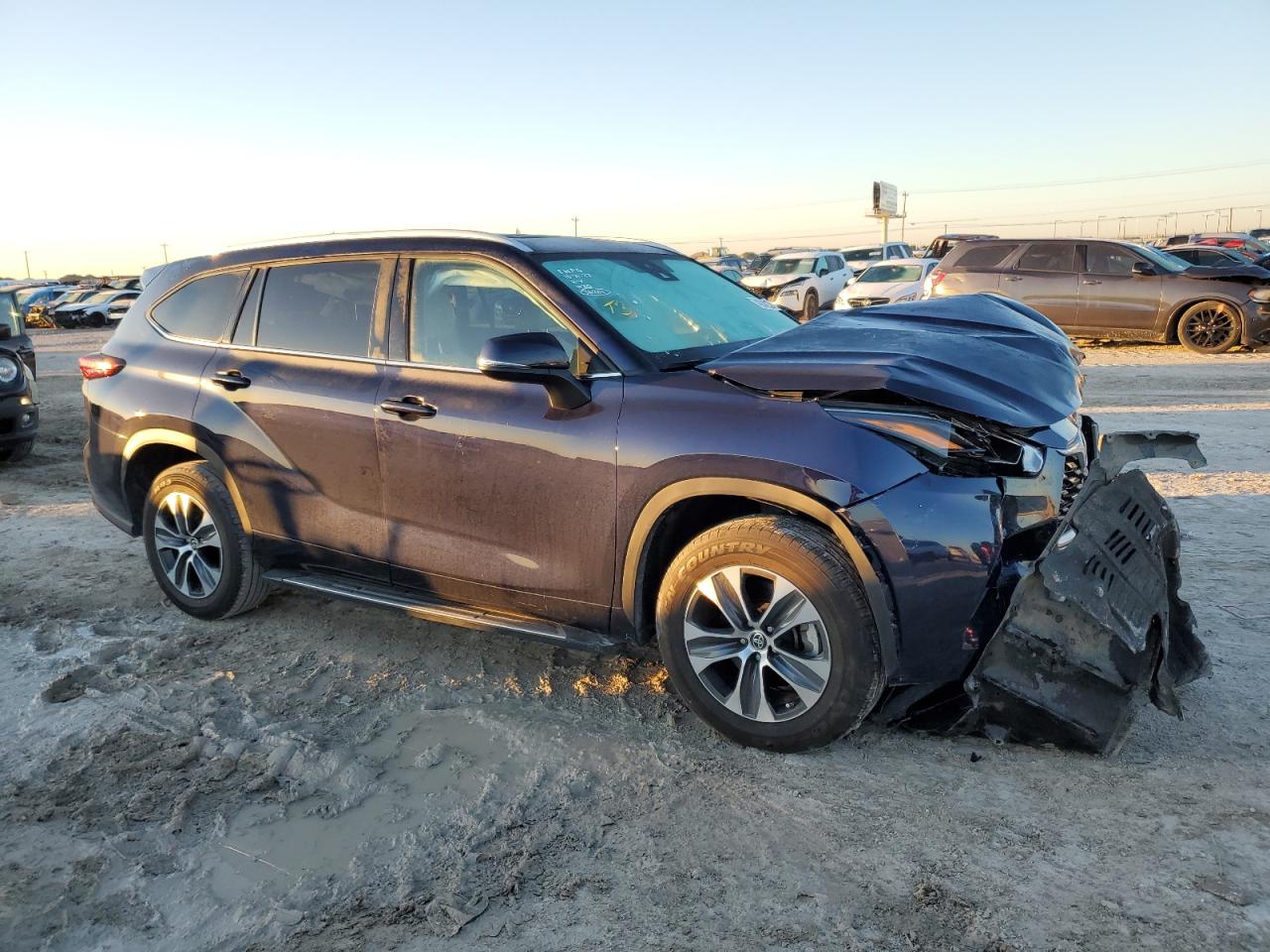 2022 TOYOTA HIGHLANDER XLE VIN:5TDHZRAH4NS557001