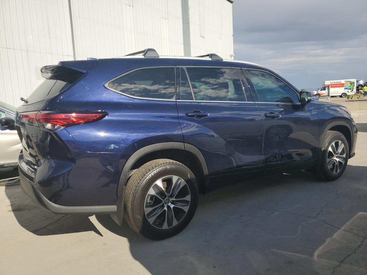 2022 TOYOTA HIGHLANDER XLE VIN:5TDHZRBH9NS200038