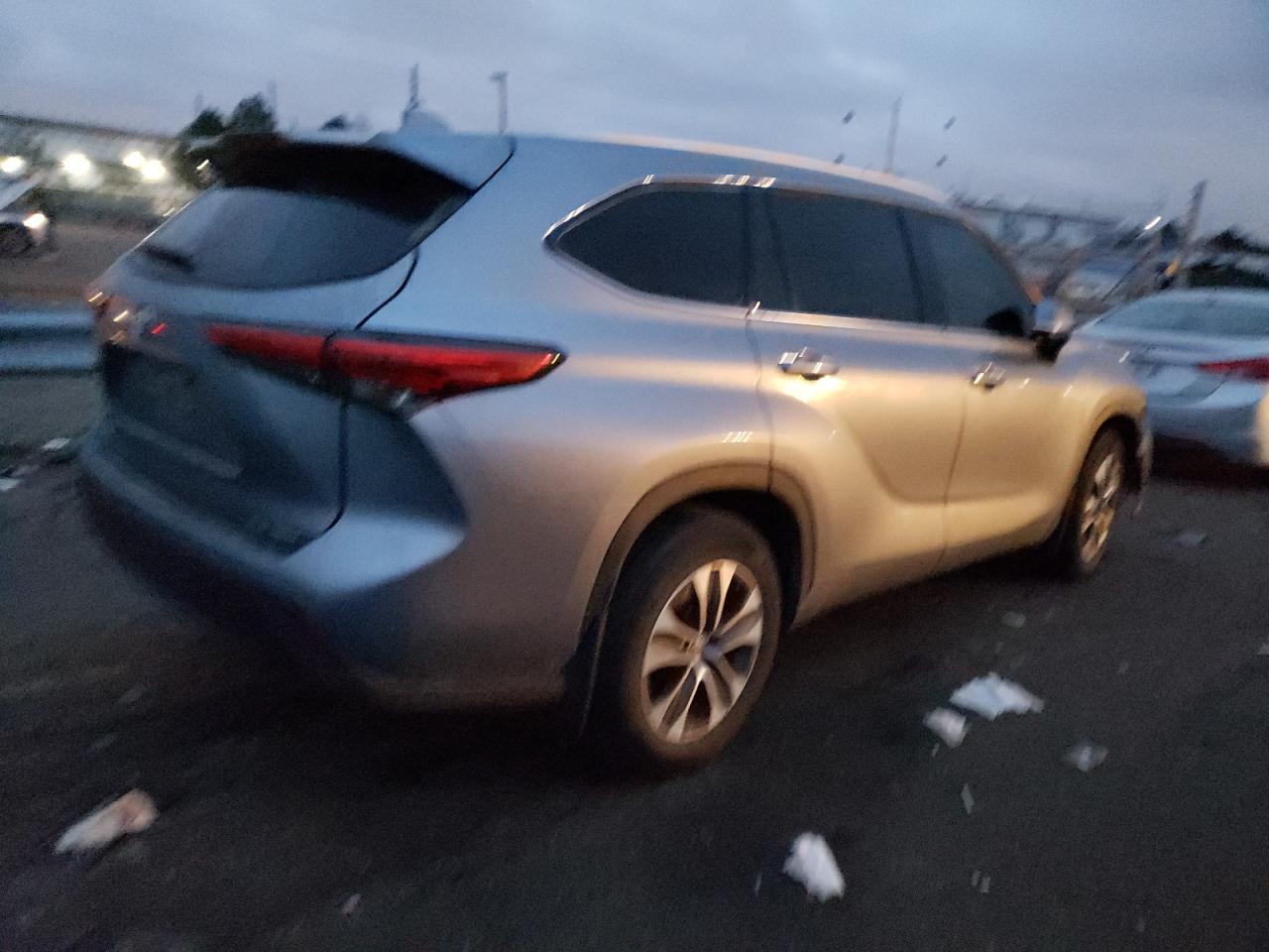 2022 TOYOTA HIGHLANDER XLE VIN:5TDGZRBHXNS199395